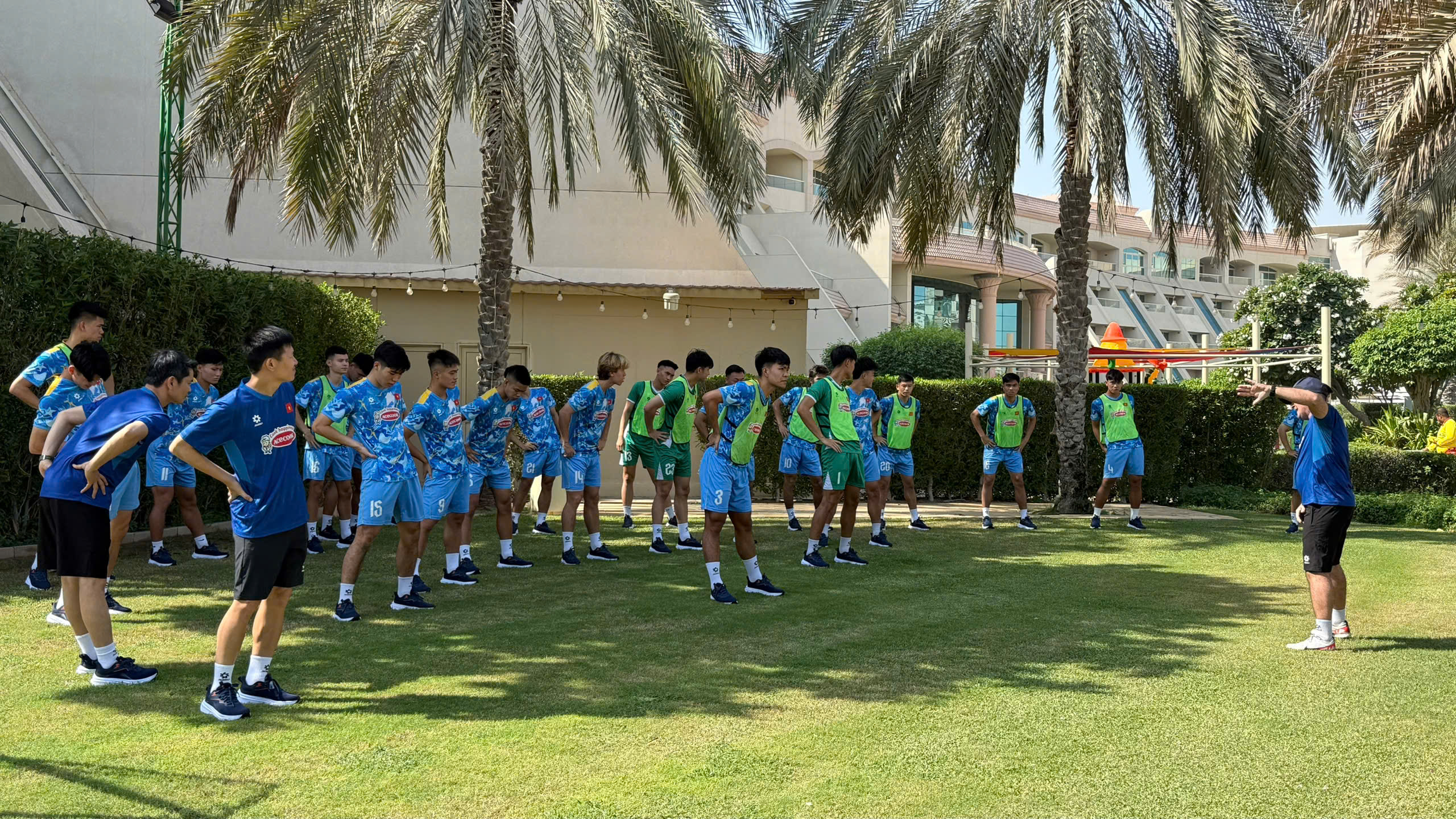 U.23 Vietnam practices on the most beautiful FIFA-standard field in the UAE, ready to compete with extremely strong opponent Qatar - Photo 3. U.23 Việt Nam tập sân chuẩn FIFA đẹp nhất UAE, sẵn sàng đọ sức đối thủ cực mạnh Qatar- Ảnh 3.