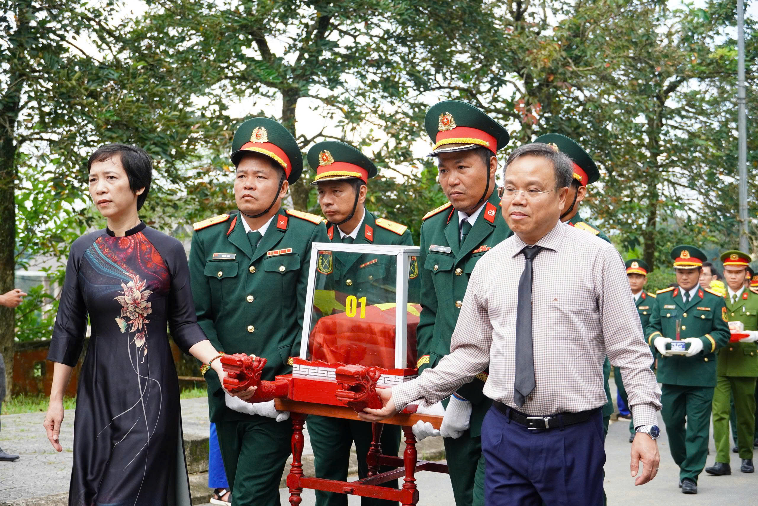 Truy điệu, an táng 14 liệt sĩ tại Nghĩa trang liệt sĩ Khe Sanh- Ảnh 1. Truy điệu, an táng 14 liệt sĩ tại Nghĩa trang liệt sĩ Khe Sanh- Ảnh 1.