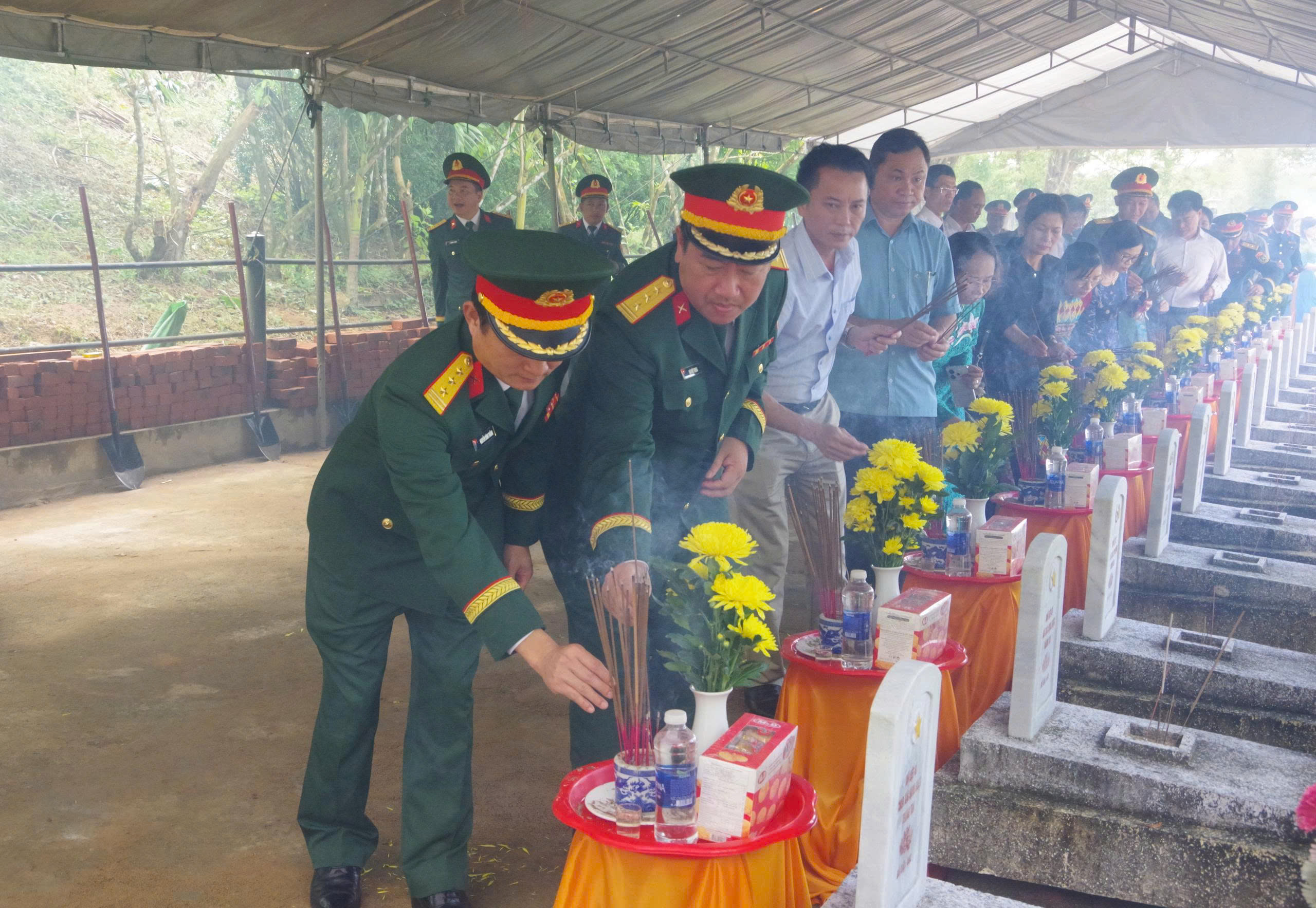 Truy điệu, an táng 14 liệt sĩ tại Nghĩa trang liệt sĩ Khe Sanh- Ảnh 2. Truy điệu, an táng 14 liệt sĩ tại Nghĩa trang liệt sĩ Khe Sanh- Ảnh 2.