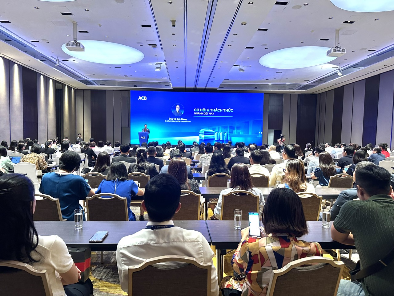 Ngân hàng hỗ trợ doanh nghiệp dệt may trong giai đoạn mới- Ảnh 1. Ngân hàng hỗ trợ doanh nghiệp dệt may trong giai đoạn mới- Ảnh 1.