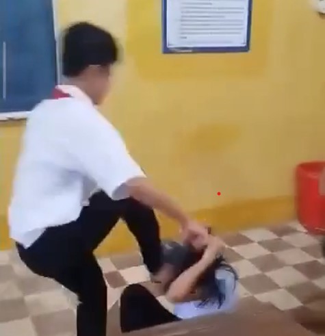 An Giang: Nữ sinh lớp 8 bị 2 nam sinh đánh và đạp vào đầu- Ảnh 2. An Giang: Nữ sinh lớp 8 bị 2 nam sinh đánh và đạp vào đầu- Ảnh 2.
