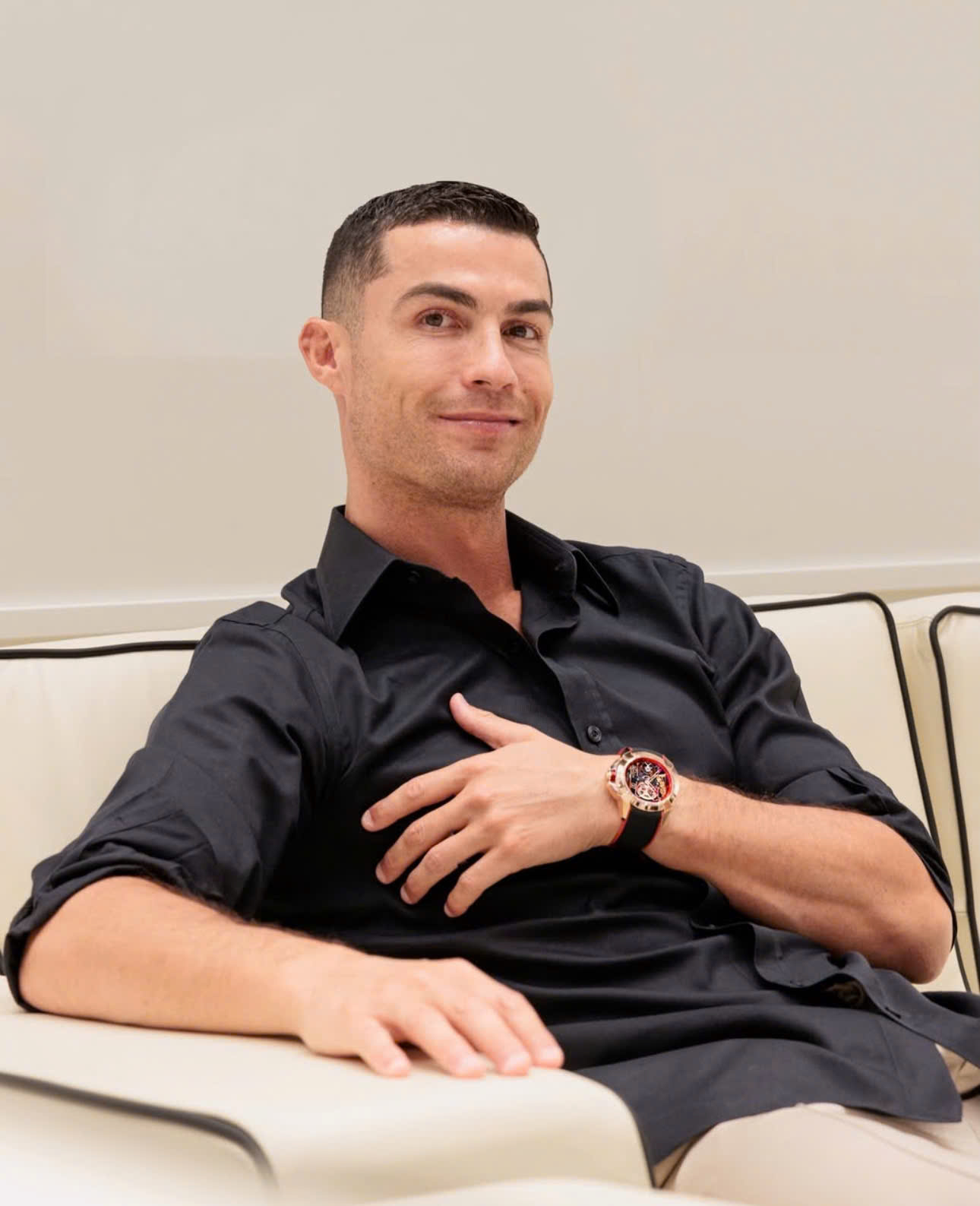 Cristiano Ronaldo trở thành tỉ phú đầu tiên trong lịch sử bóng đá - Ảnh 1.