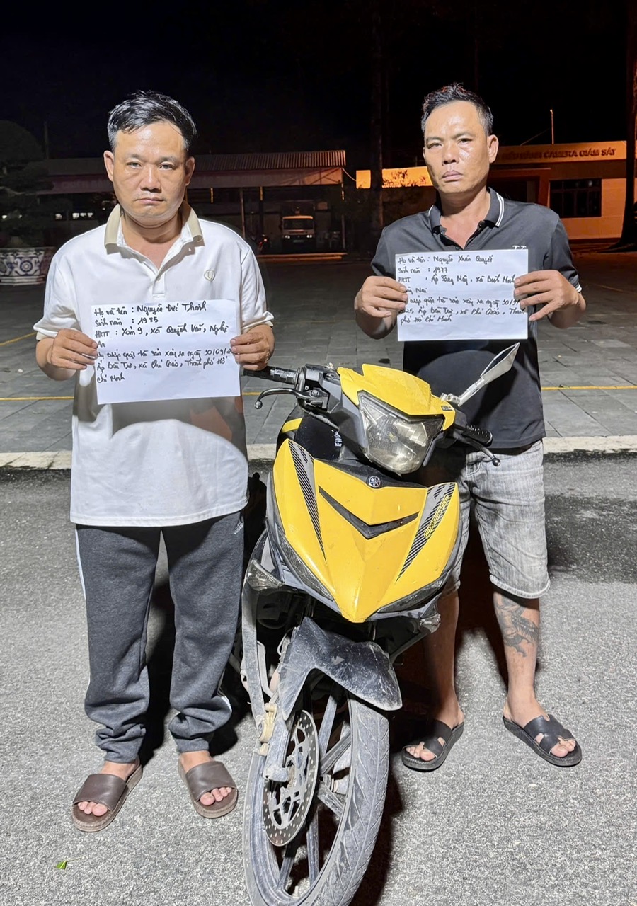 Coong an TP.HCM bắt 2 nghi phạm cướp giật dây chuyền trên đường đi tìm việc làm- Ảnh 2. Coong an TP.HCM bắt 2 nghi phạm cướp giật dây chuyền trên đường đi tìm việc làm- Ảnh 2.