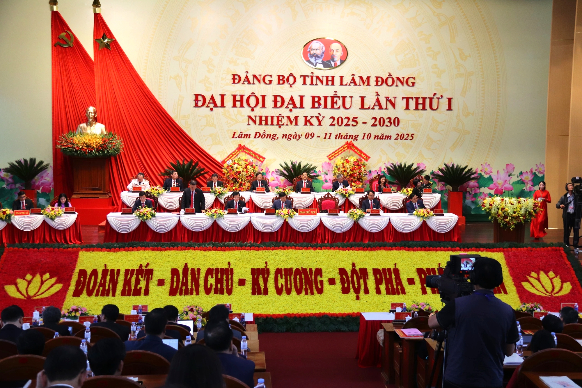 Đại hội Đảng bộ tỉnh Lâm Đồng khai mạc, quyên góp giúp dân vùng lũ - Ảnh 1. Đại hội Đảng bộ tỉnh Lâm Đồng khai mạc, quyên góp giúp dân vùng lũ - Ảnh 1.