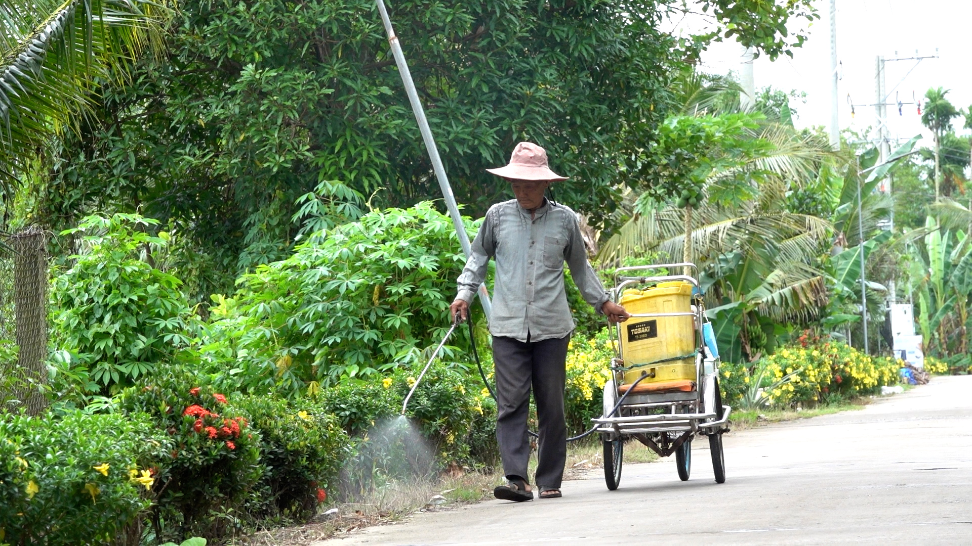 Thợ sửa xe U.80 hơn 15 năm miệt m&agrave;i l&agrave;m đẹp đường qu&ecirc; miền T&acirc;y  - Ảnh 1.