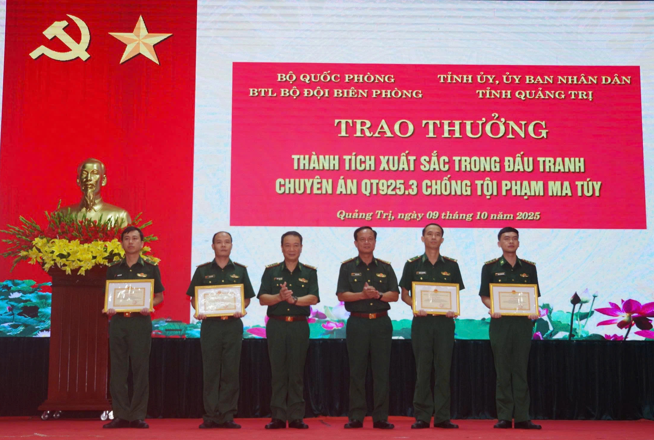 Thưởng nóng ban chuyên án QT925.3 sau chiến công thu giữ 500 kg ma túy - Ảnh 1.