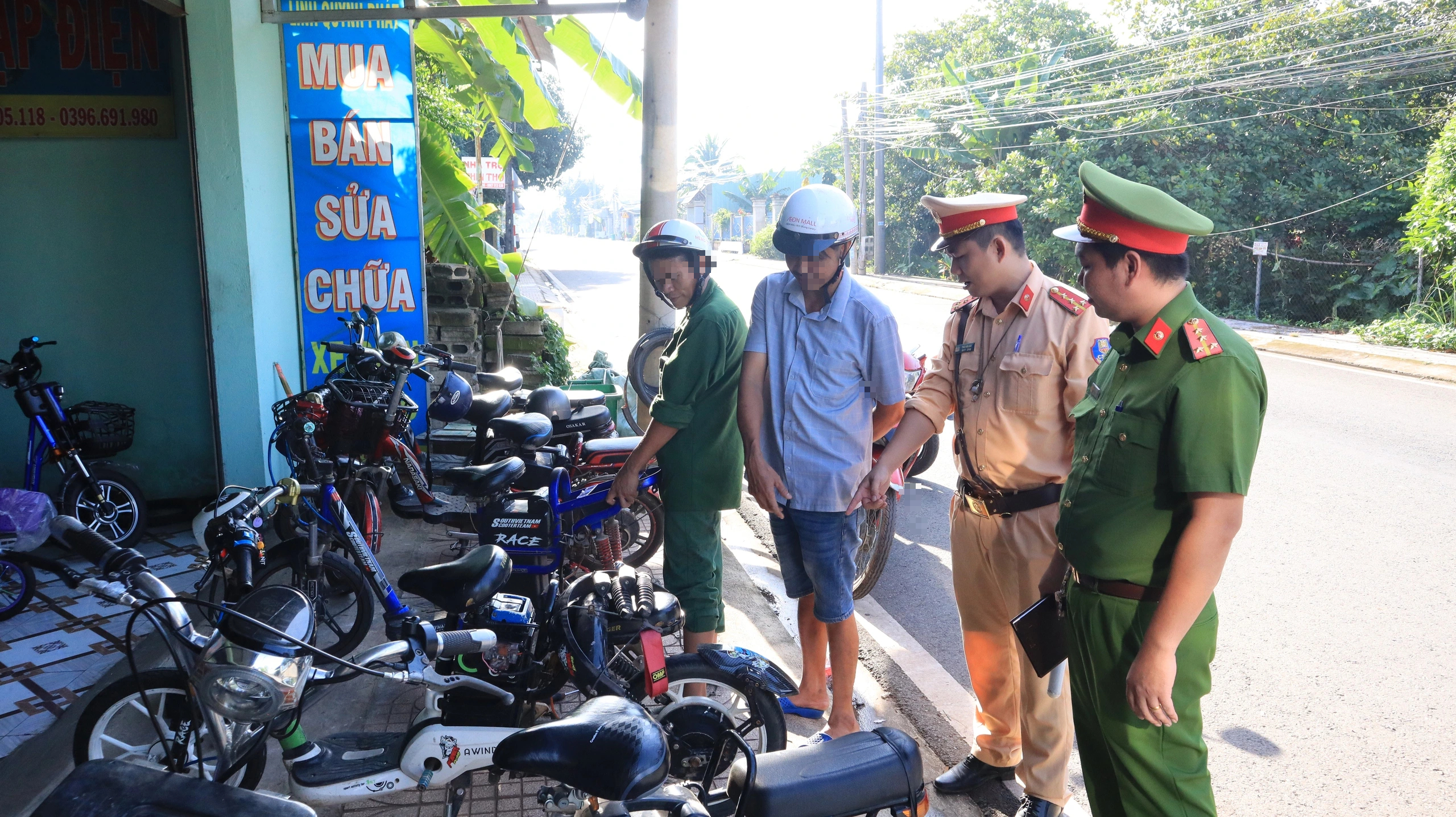 Hiểm họa từ độ chế xe đạp điện của học sinh đến trường - Ảnh 2. Hiểm họa từ độ chế xe đạp điện của học sinh đến trường - Ảnh 2.