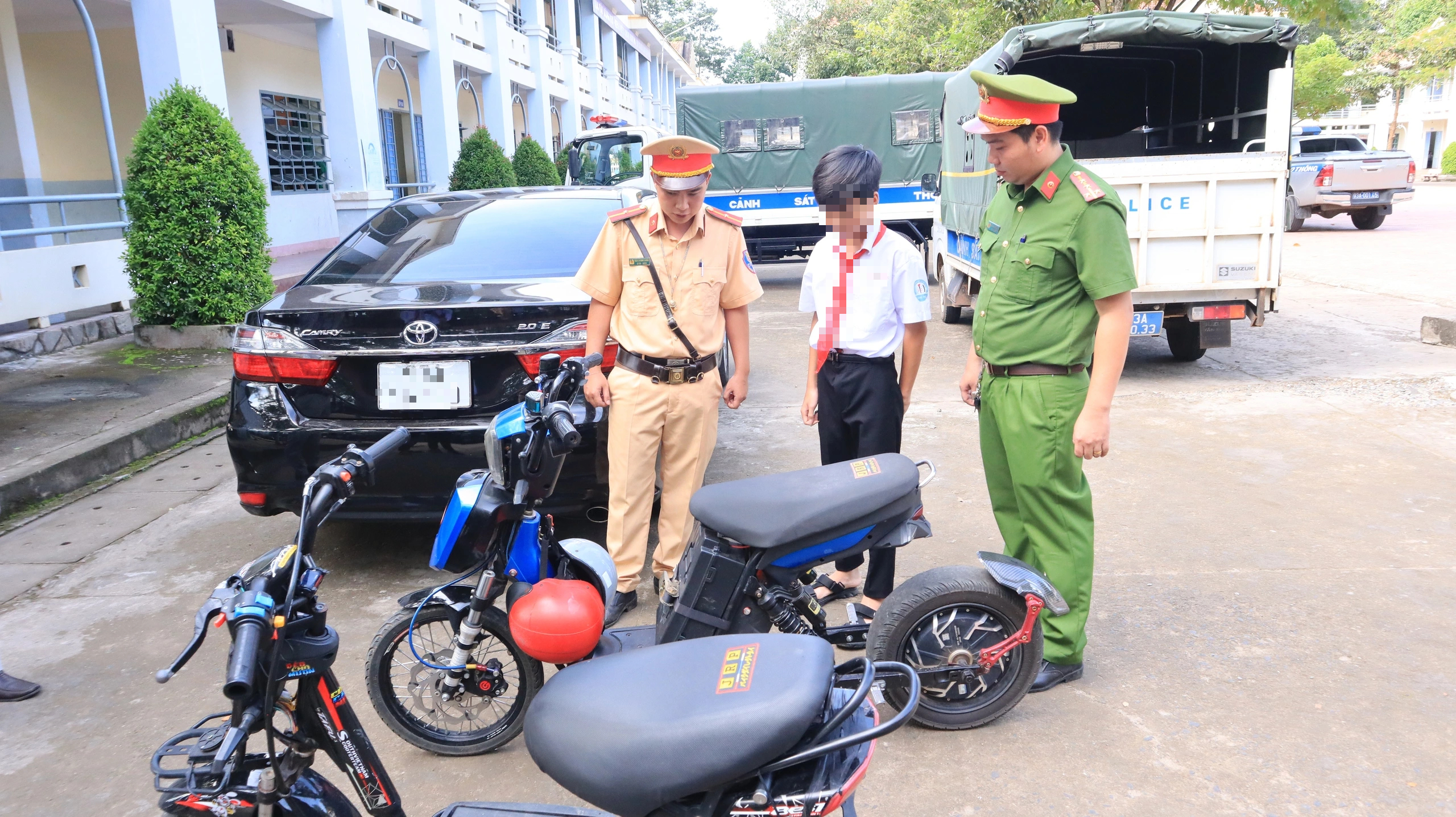 Hiểm họa từ độ chế xe đạp điện của học sinh đến trường - Ảnh 3. Hiểm họa từ độ chế xe đạp điện của học sinh đến trường - Ảnh 3.