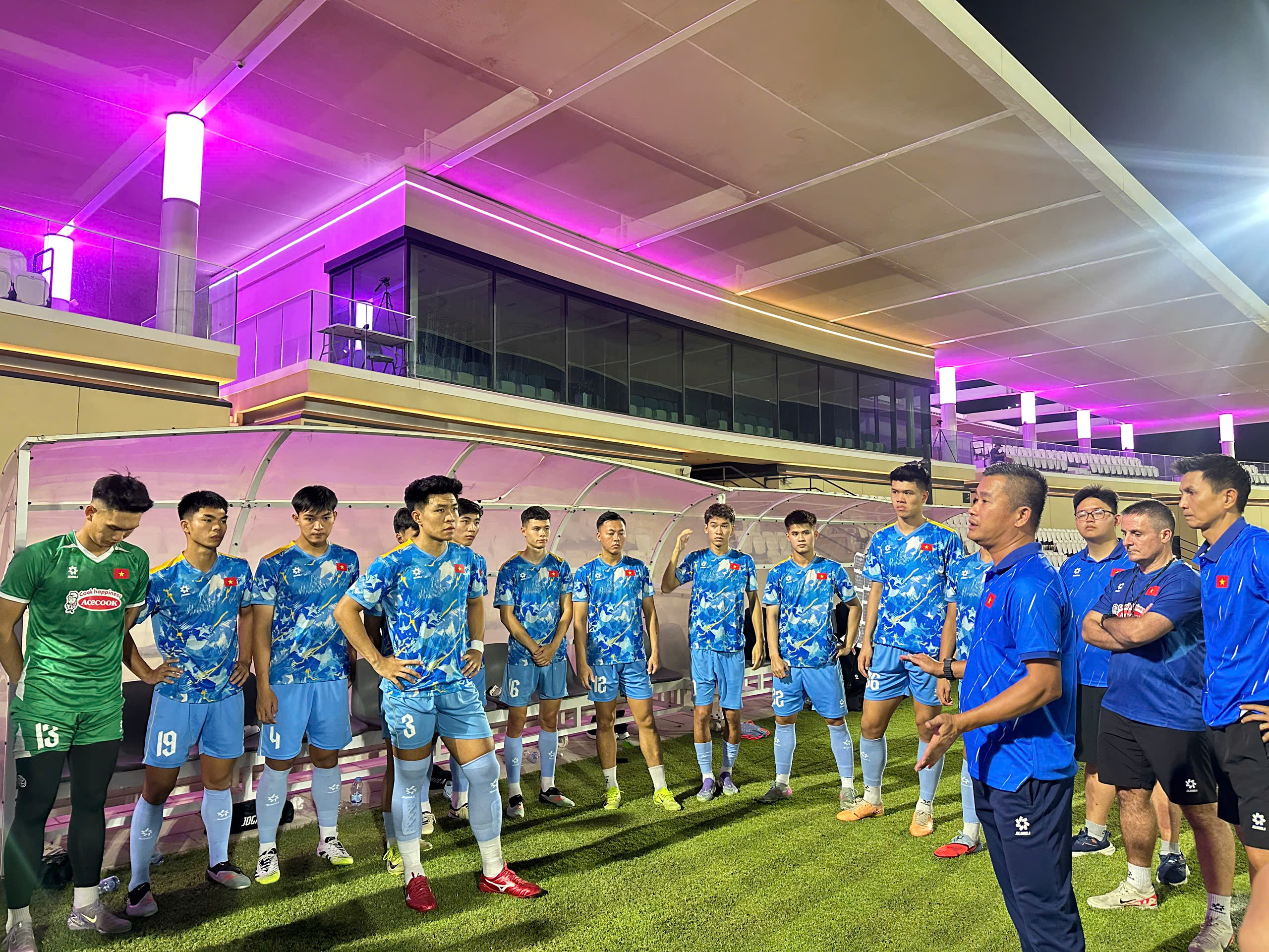 آخرین برنامه مسابقات زیر ۲۳ سال ویتنام: آقای کیم در خانه است و مشتاقانه منتظر خبر پیروزی مقابل قطر - عکس ۱. Lịch thi đấu U23 Việt Nam mới nhất: Ông Kim ở nhà, nóng ruột chờ tin thắng Qatar- Ảnh 1.