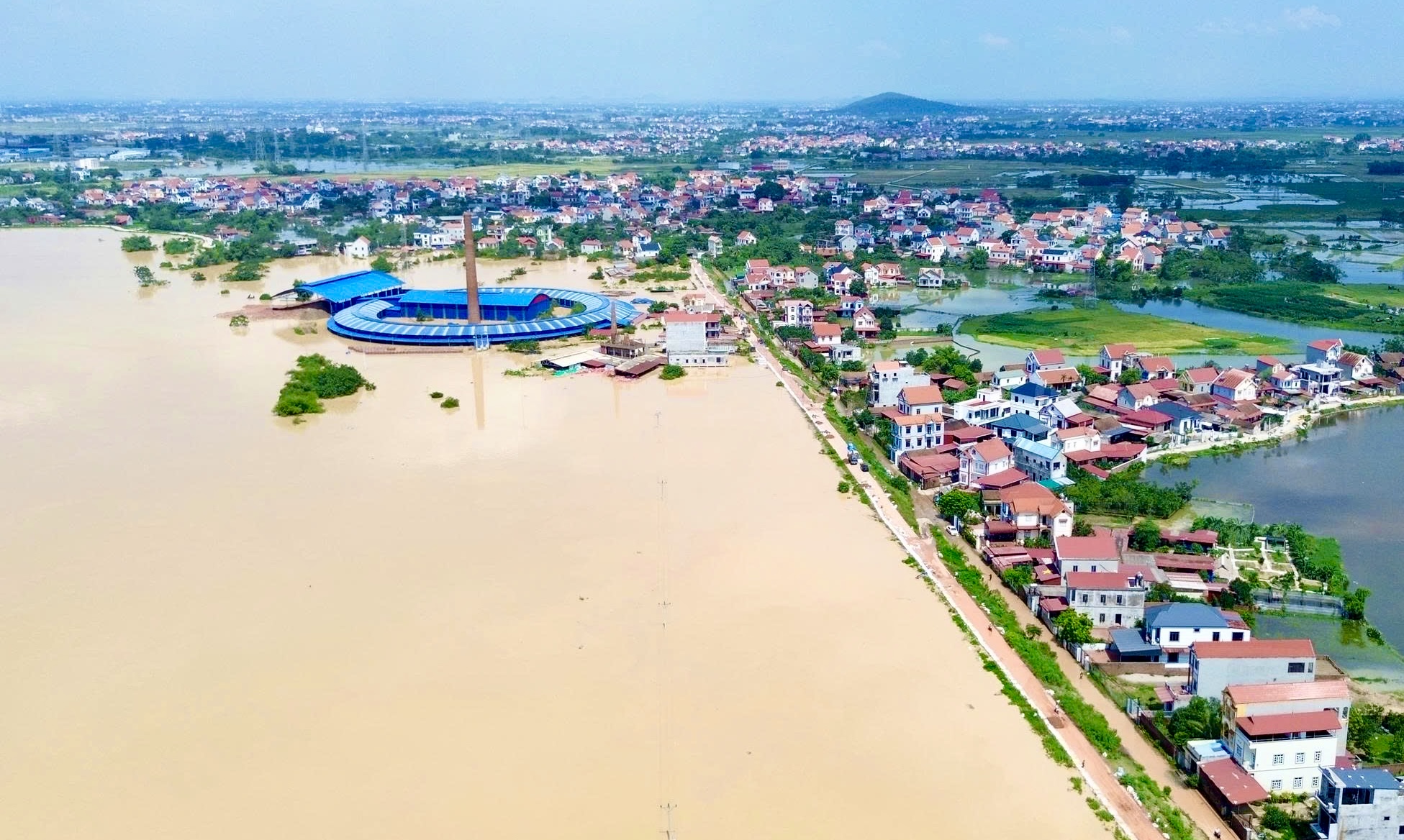Bắc Ninh hứng chịu lũ lịch sử, ít nhất 9 km đê bị tràn- Ảnh 1. Bắc Ninh hứng chịu lũ lịch sử, ít nhất 9 km đê bị tràn- Ảnh 1.