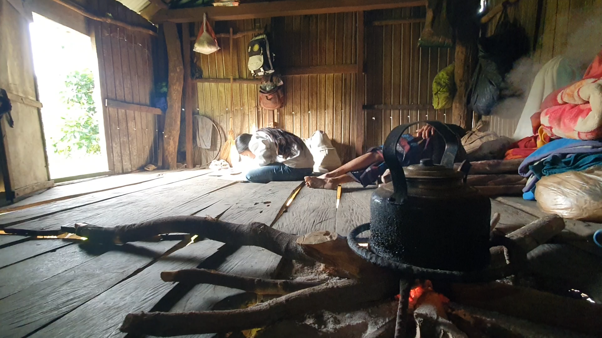 Những lán trại tạm bợ trong cuộc sống ‘ra riêng’ tìm chữ của học trò Vân Kiều - Ảnh 1.