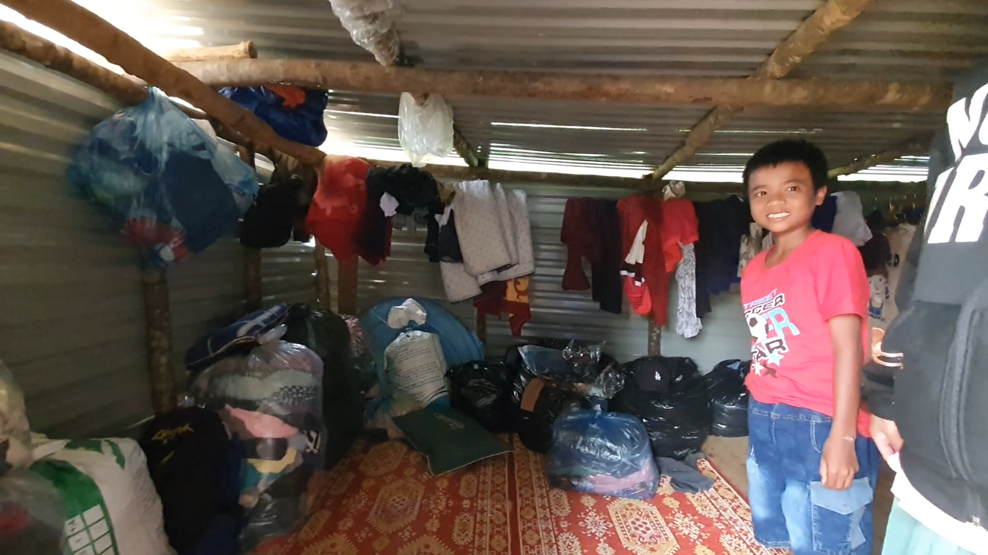 Những lán trại tạm bợ trong cuộc sống ‘ra riêng’ tìm chữ của học trò Vân Kiều - Ảnh 2.