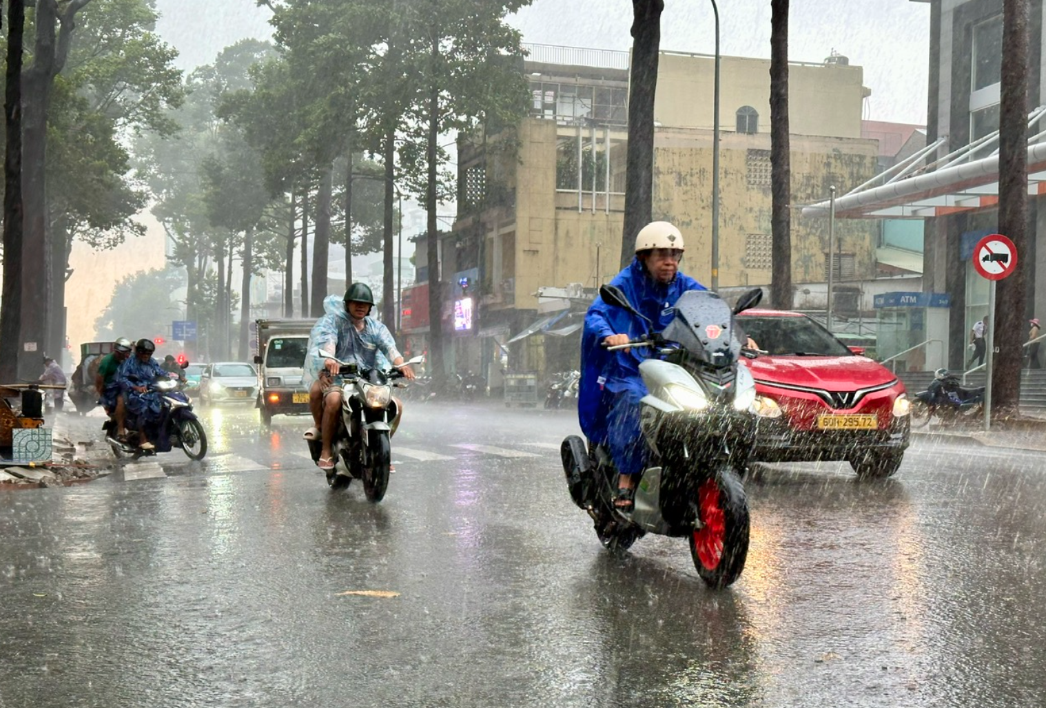 Mưa lớn và triều cường tại TP.HCM cao còn kéo dài đến khi nào?- Ảnh 1. Mưa lớn và triều cường tại TP.HCM cao còn kéo dài đến khi nào?- Ảnh 1.