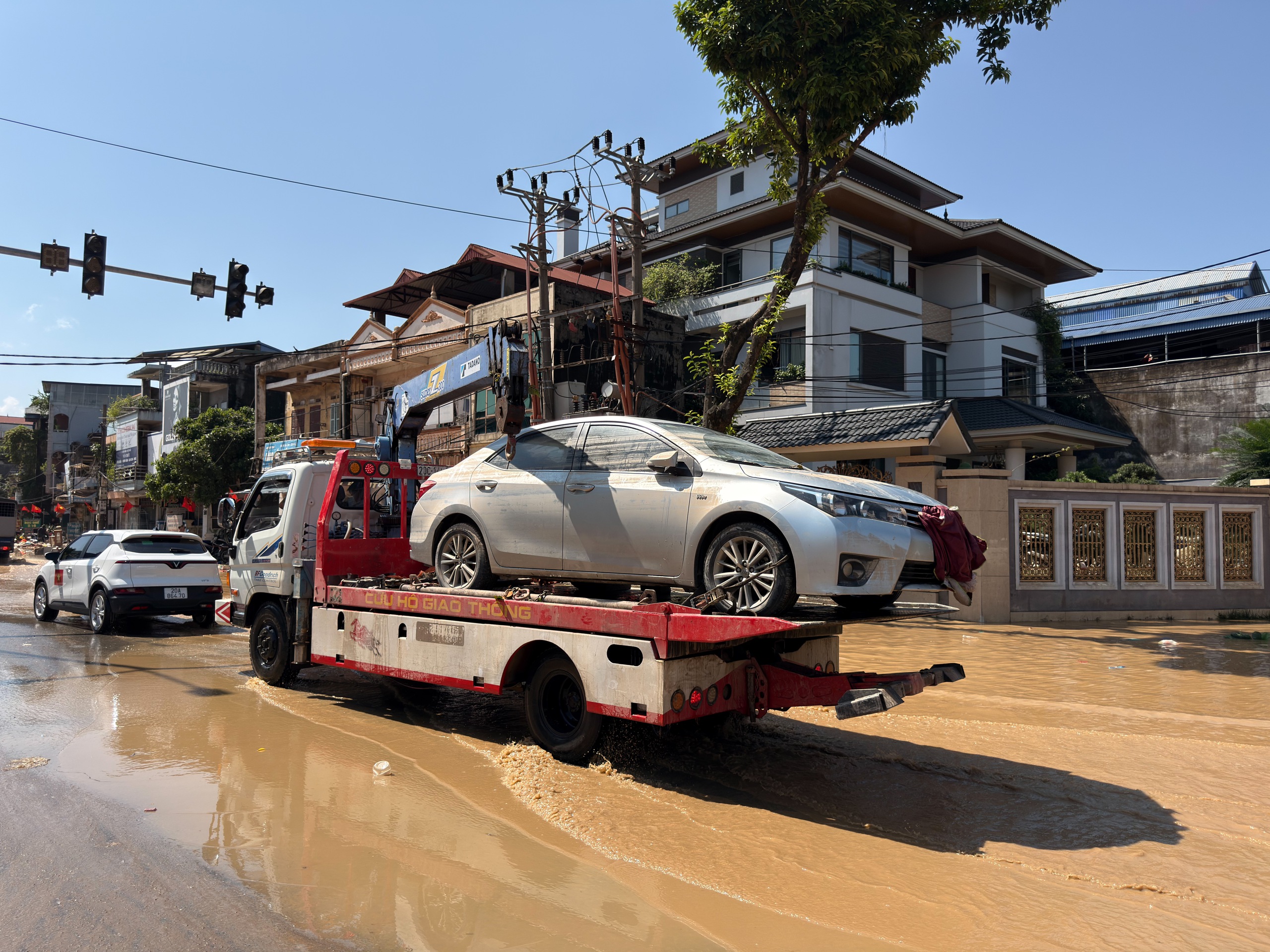 Cận cảnh Th&aacute;i Nguy&ecirc;n ngổn ngang sau nước lũ r&uacute;t v&agrave; nỗi lo của người d&acirc;n - Ảnh 12.