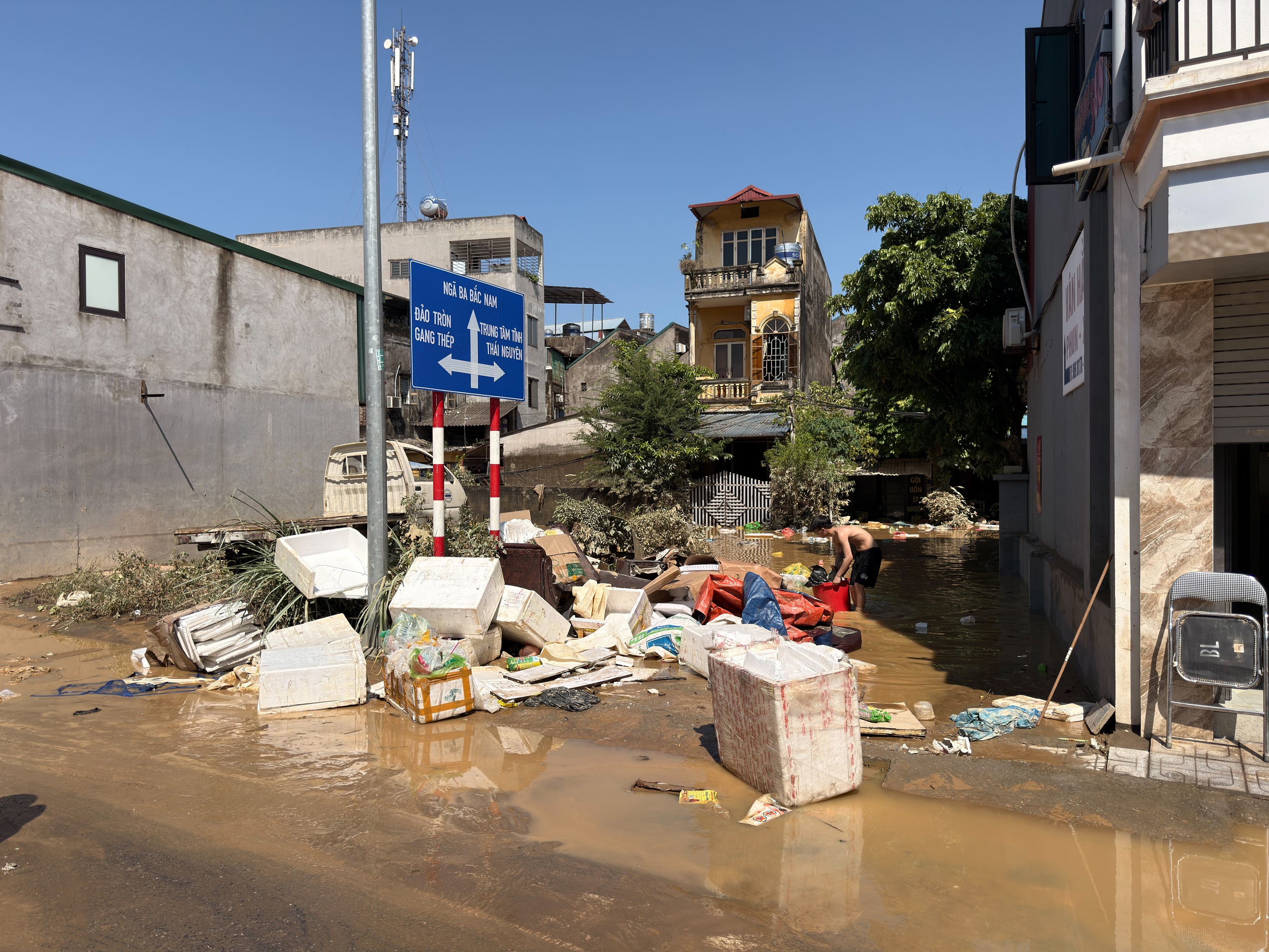 Cận cảnh Th&aacute;i Nguy&ecirc;n ngổn ngang sau nước lũ r&uacute;t v&agrave; nỗi lo của người d&acirc;n - Ảnh 16.