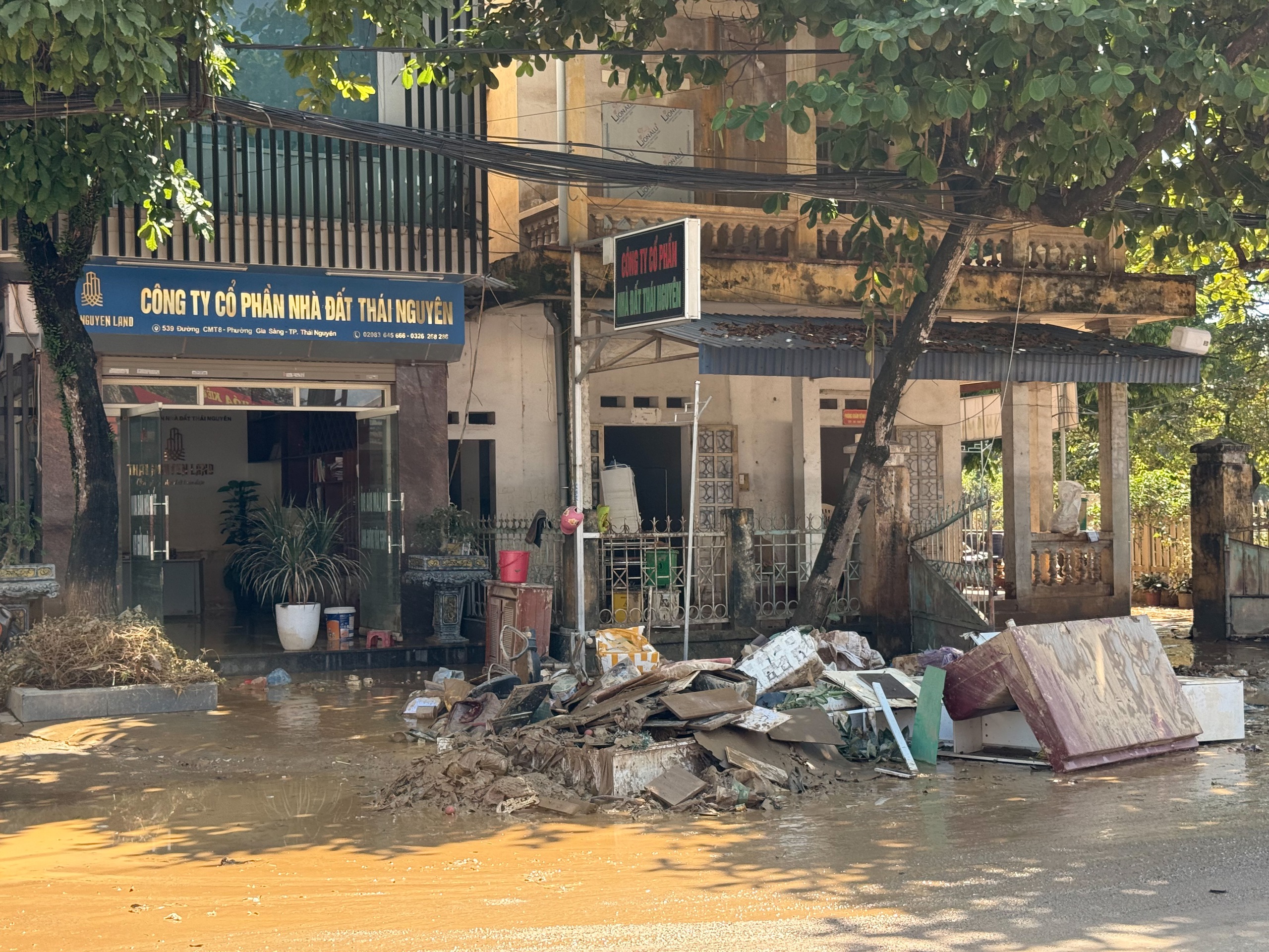 Cận cảnh Th&aacute;i Nguy&ecirc;n ngổn ngang sau nước lũ r&uacute;t v&agrave; nỗi lo của người d&acirc;n - Ảnh 18.