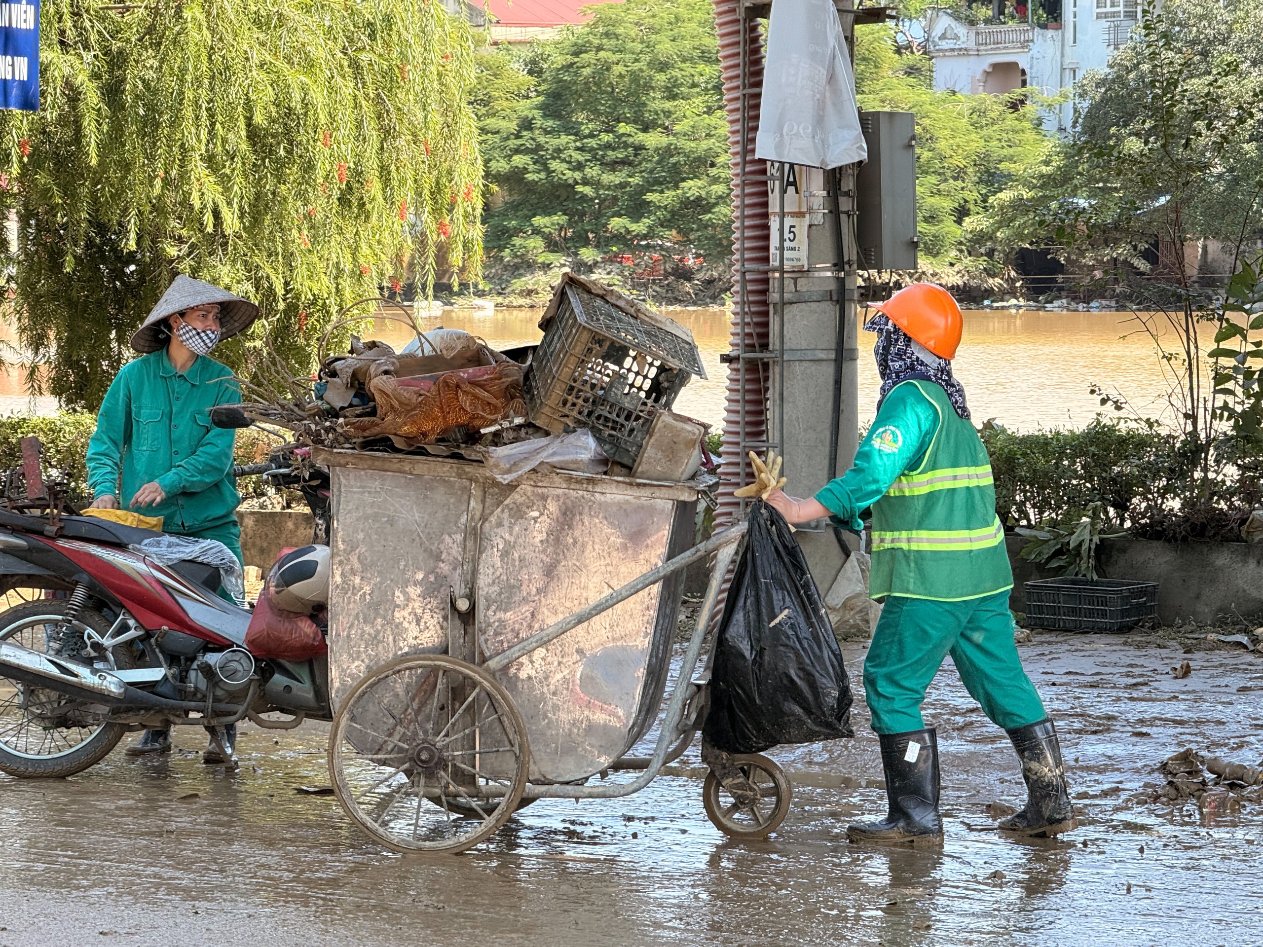 Cận cảnh Th&aacute;i Nguy&ecirc;n ngổn ngang sau nước lũ r&uacute;t v&agrave; nỗi lo của người d&acirc;n - Ảnh 20.