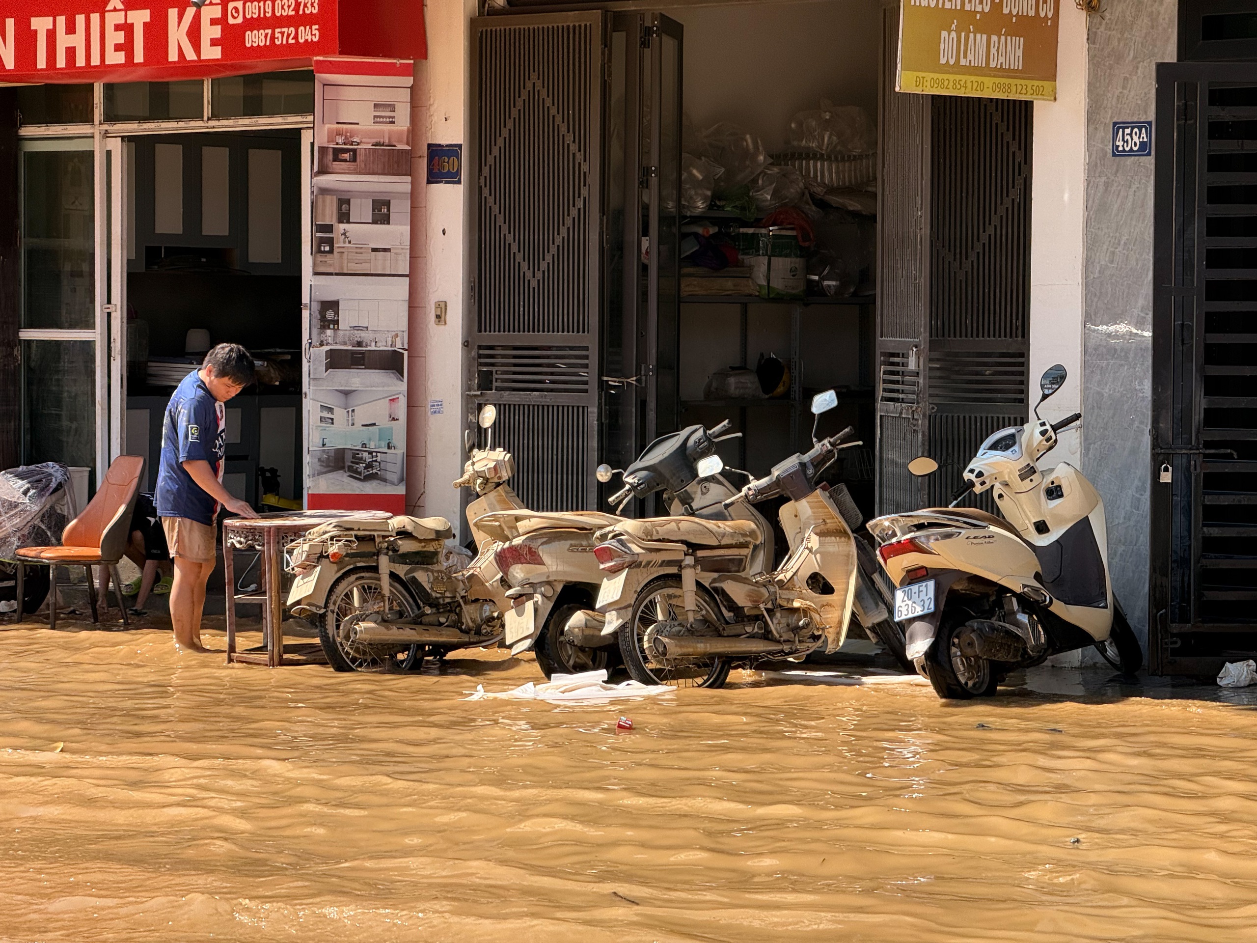 Cận cảnh Th&aacute;i Nguy&ecirc;n ngổn ngang sau nước lũ r&uacute;t v&agrave; nỗi lo của người d&acirc;n - Ảnh 11.
