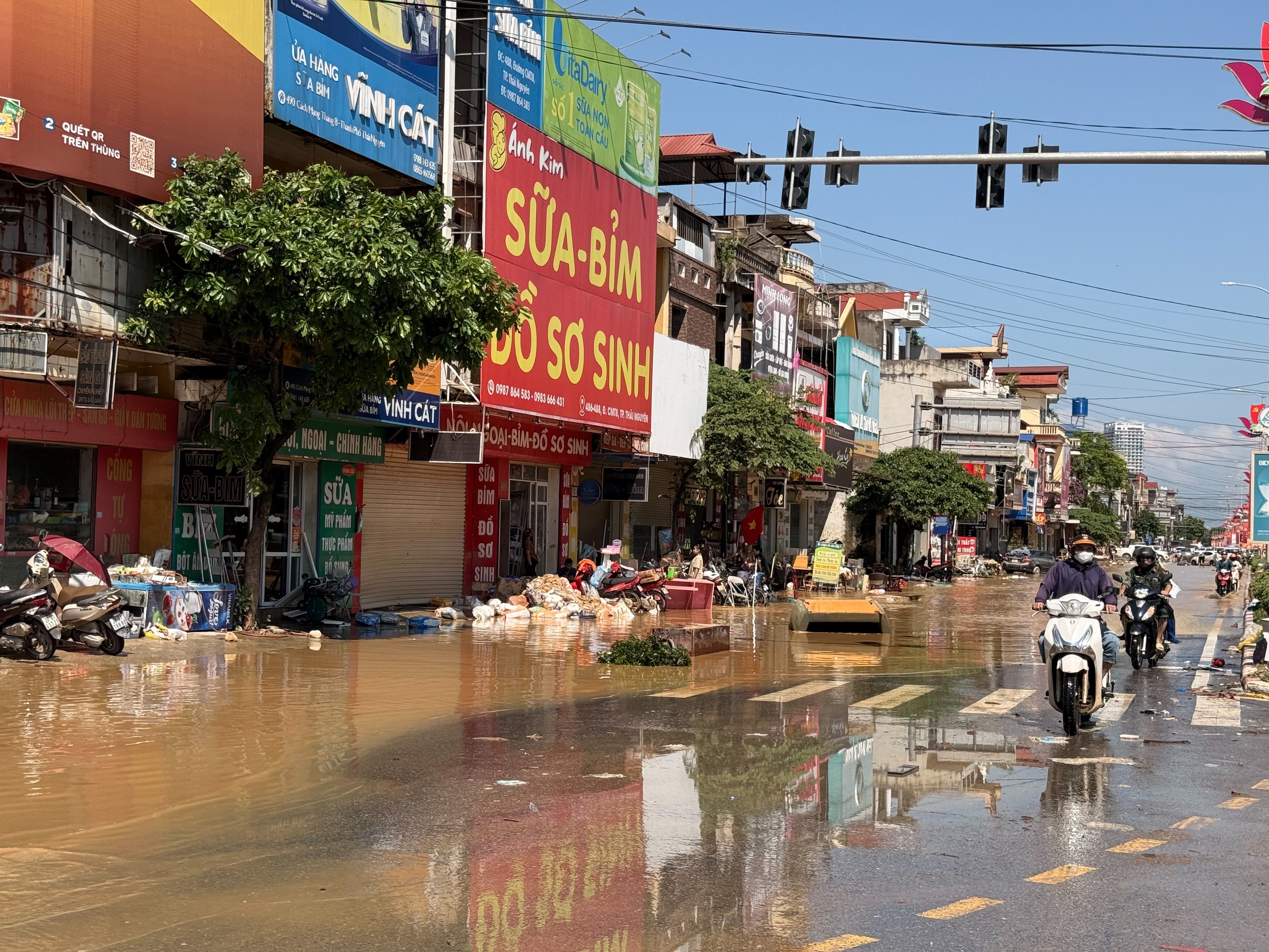 Cận cảnh Th&aacute;i Nguy&ecirc;n ngổn ngang sau nước lũ r&uacute;t v&agrave; nỗi lo của người d&acirc;n - Ảnh 15.