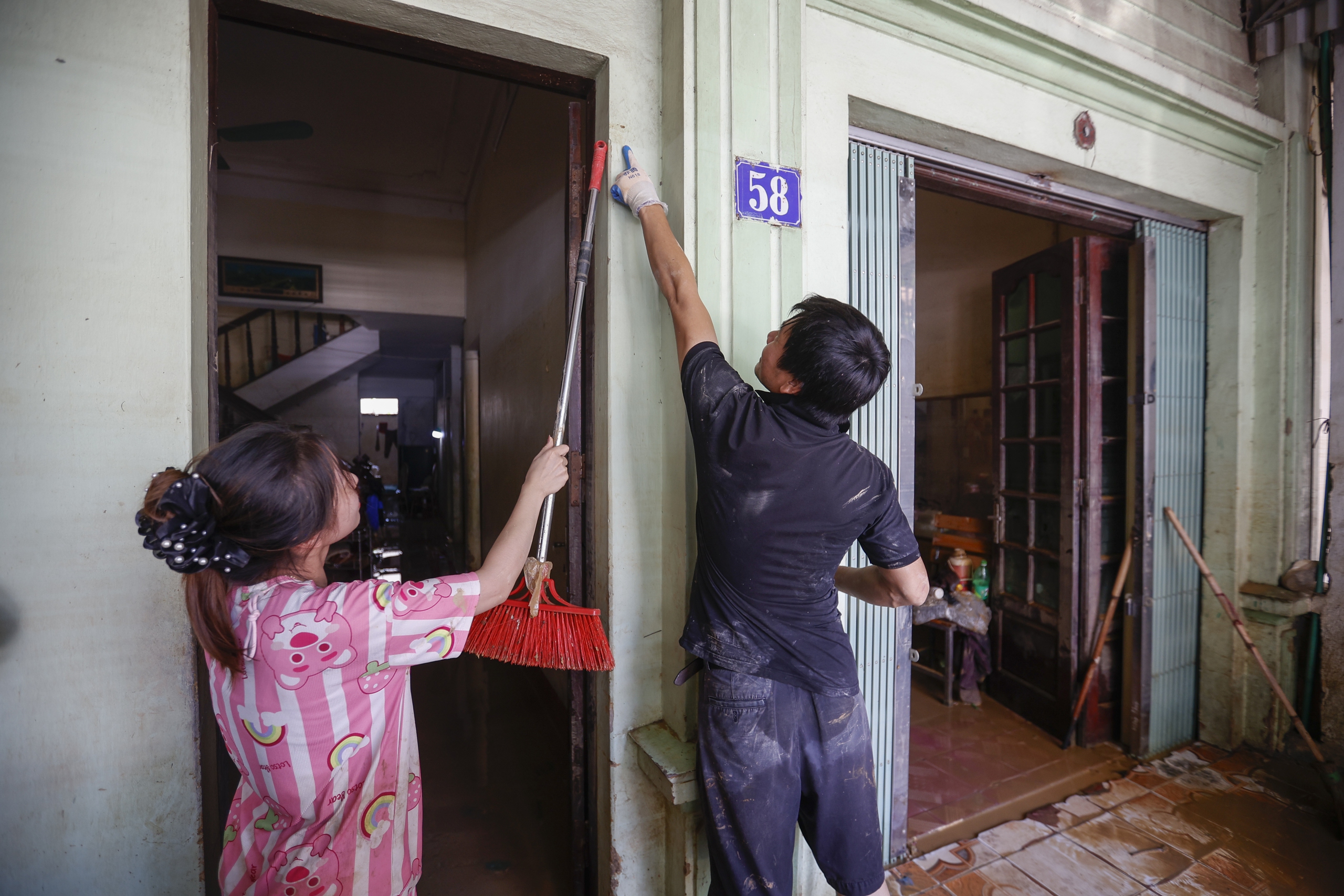 Người dân Thái Nguyên chán chường cảnh bùn đất bám đầy nhà sau cơn lũ lịch sử - Ảnh 13.