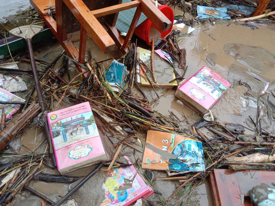 សាលារៀនត្រូវបានបំផ្លិចបំផ្លាញបន្ទាប់ពីព្យុះ និងទឹកជំនន់ - រូបថត ២. Trường học hoang tàn sau bão lũ- Ảnh 2.