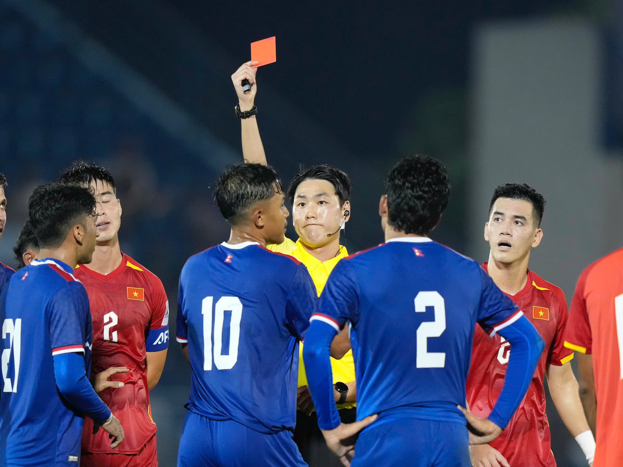 Tiến Linh 'thông nòng', đội tuyển Việt Nam thắng đậm Nepal: Thầy Kim vẫn đau tim- Ảnh 6. Tiến Linh 'thông nòng', đội tuyển Việt Nam thắng đậm Nepal: Thầy Kim vẫn đau tim - Ảnh 7.