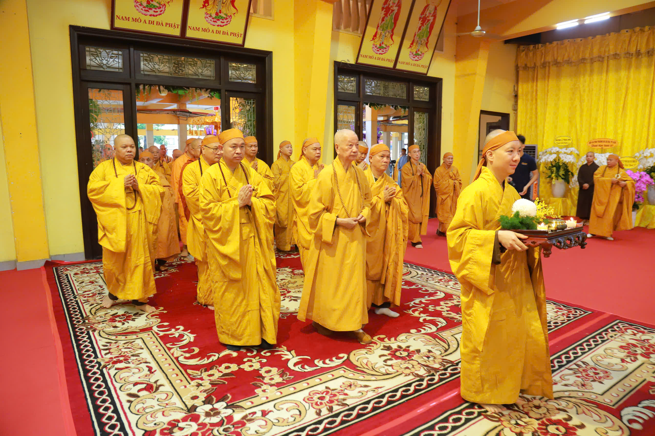 Đức Pháp chủ Giáo hội Phật giáo Việt Nam tưởng niệm trưởng lão hòa thượng Thích Trí Tịnh - Ảnh 1.