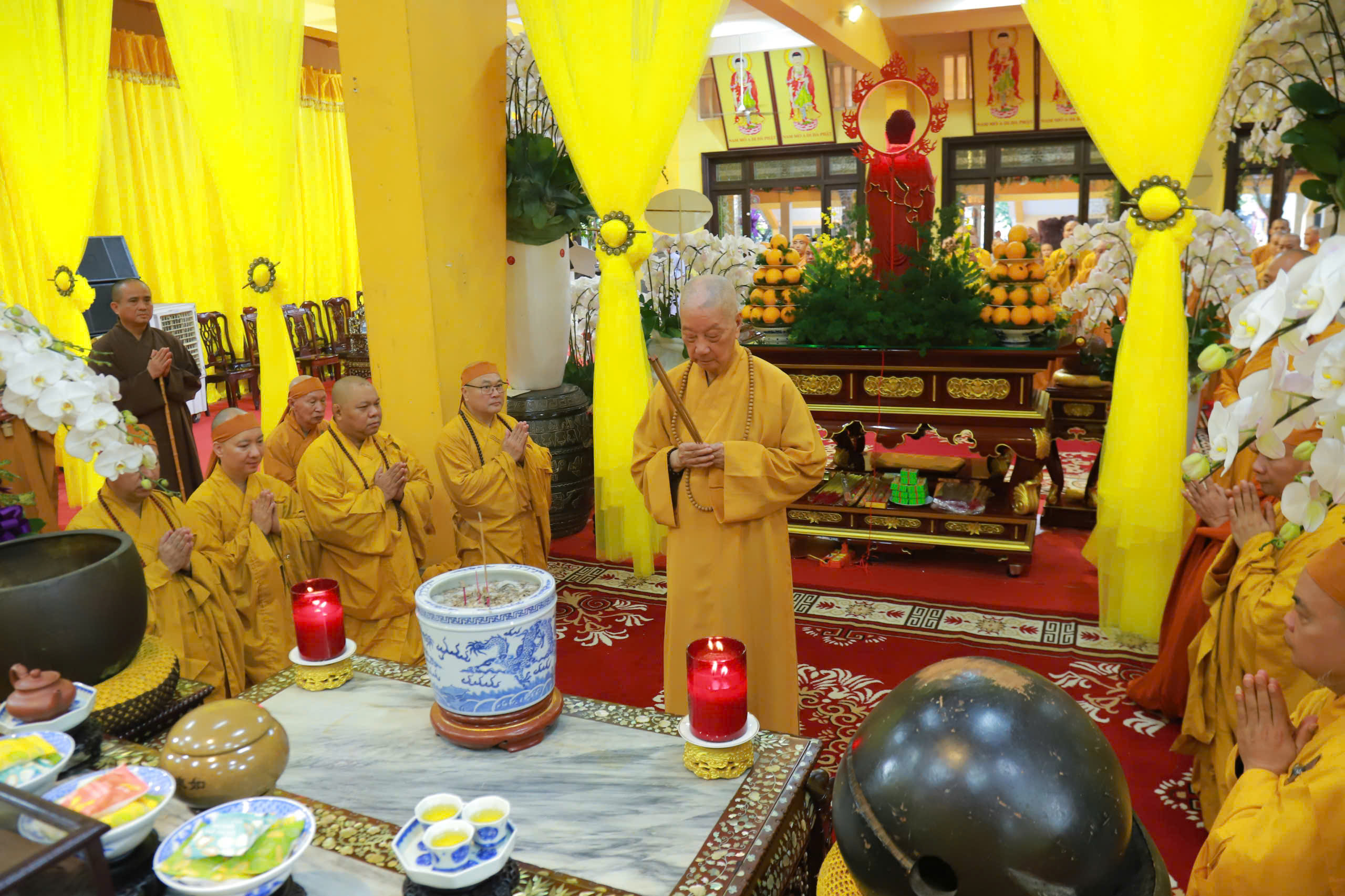 Đức Pháp chủ Giáo hội Phật giáo Việt Nam tưởng niệm trưởng lão hòa thượng Thích Trí Tịnh - Ảnh 3.