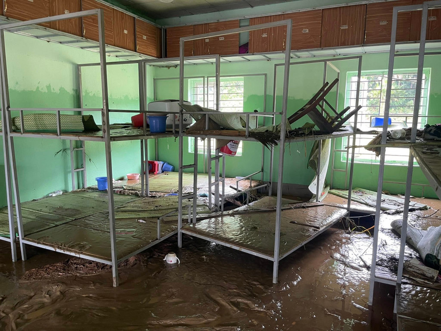 សាលារៀនត្រូវបានបំផ្លិចបំផ្លាញបន្ទាប់ពីព្យុះ និងទឹកជំនន់ - រូបថត ៣. Trường học hoang tàn sau bão lũ- Ảnh 3.