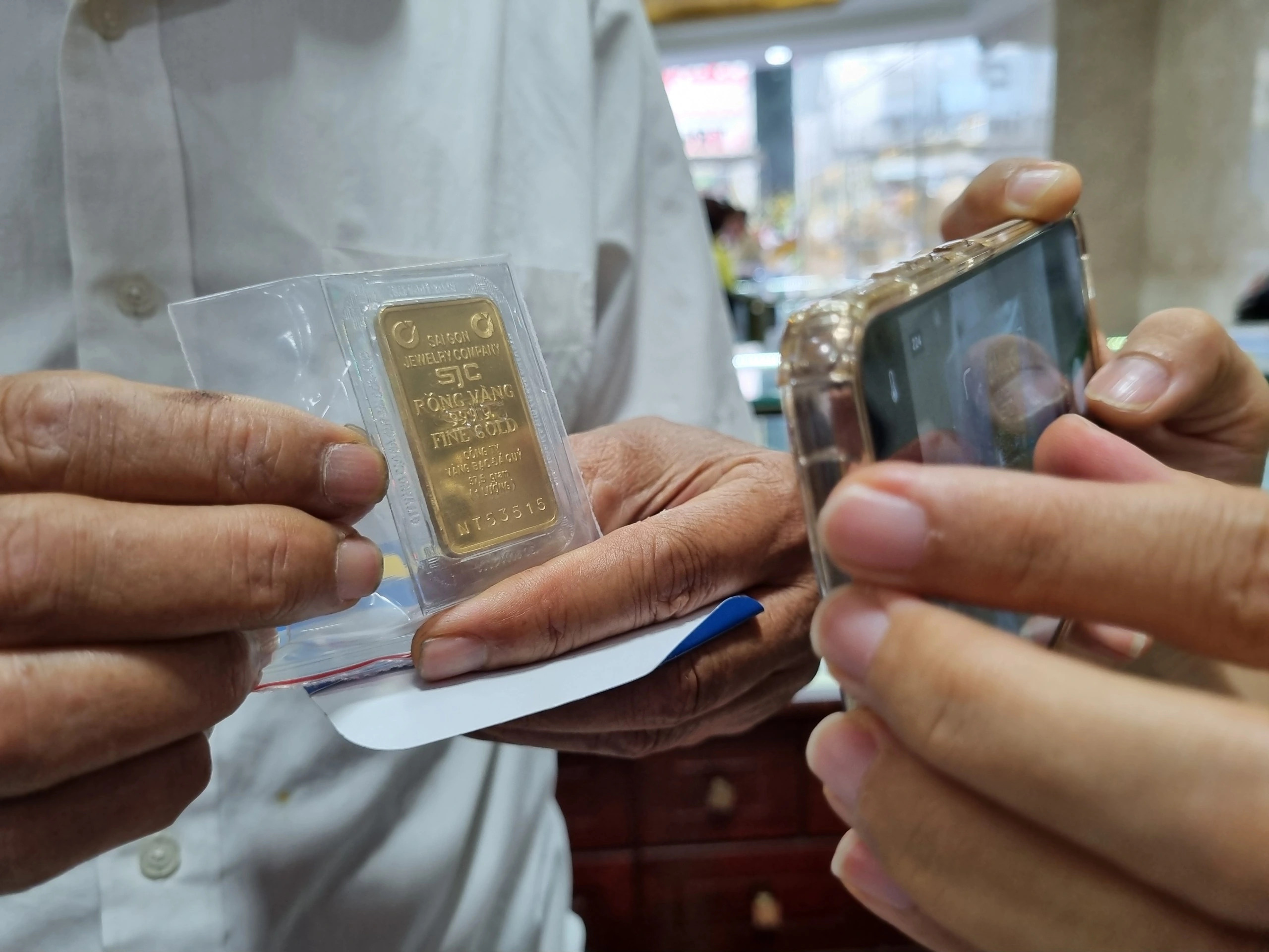 H&ocirc;m nay hết độc quyền sản xuất v&agrave;ng miếng, chuy&ecirc;n gia nhận định g&igrave; về gi&aacute; v&agrave;ng?- Ảnh 1.