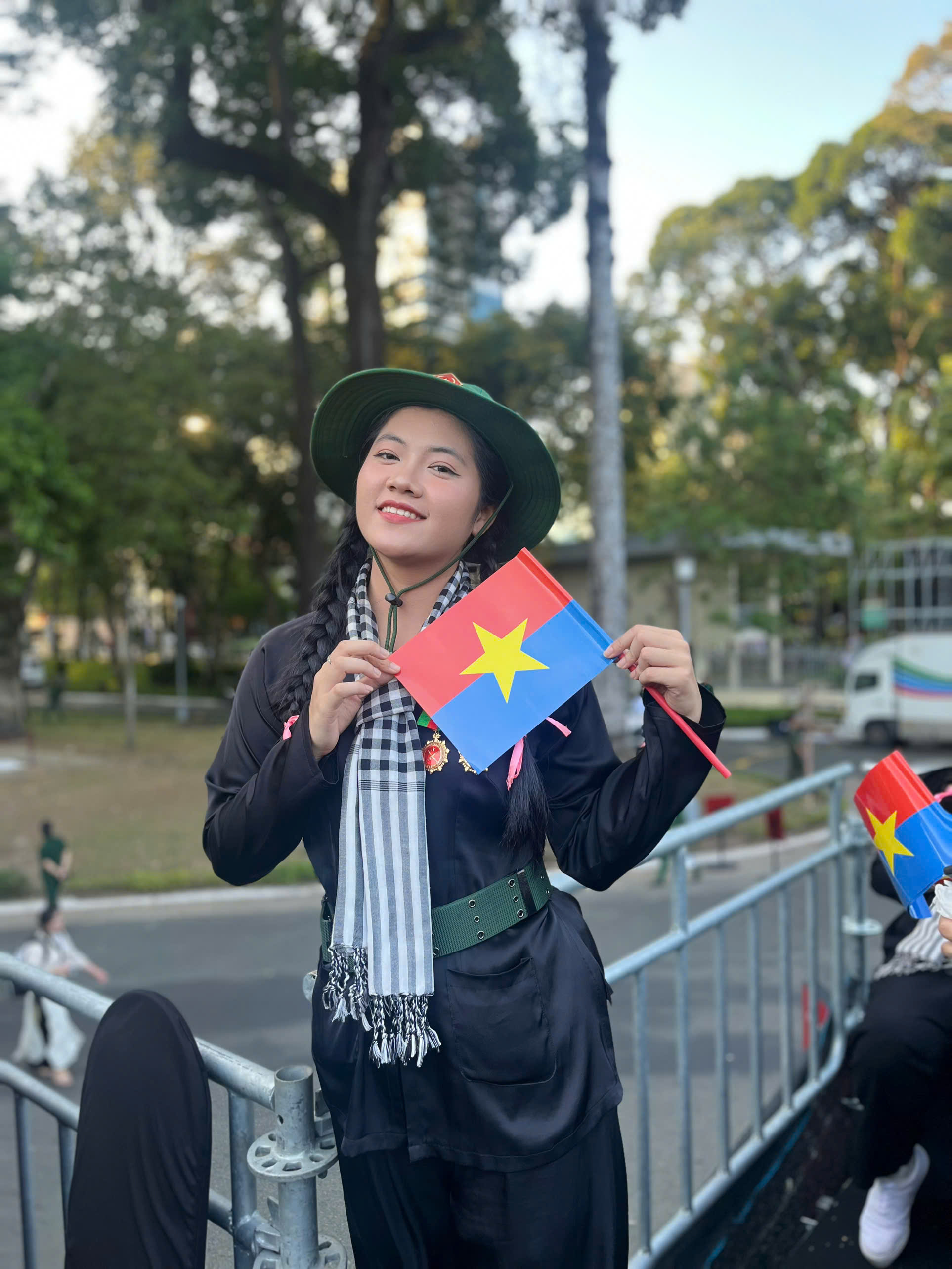 Nữ sinh Trường đại học Luật TP.HCM 3 lần diễu binh tình nguyện nhập ngũ- Ảnh 1. Nữ sinh Trường đại học Luật TP.HCM 3 lần diễu binh tình nguyện nhập ngũ- Ảnh 1.