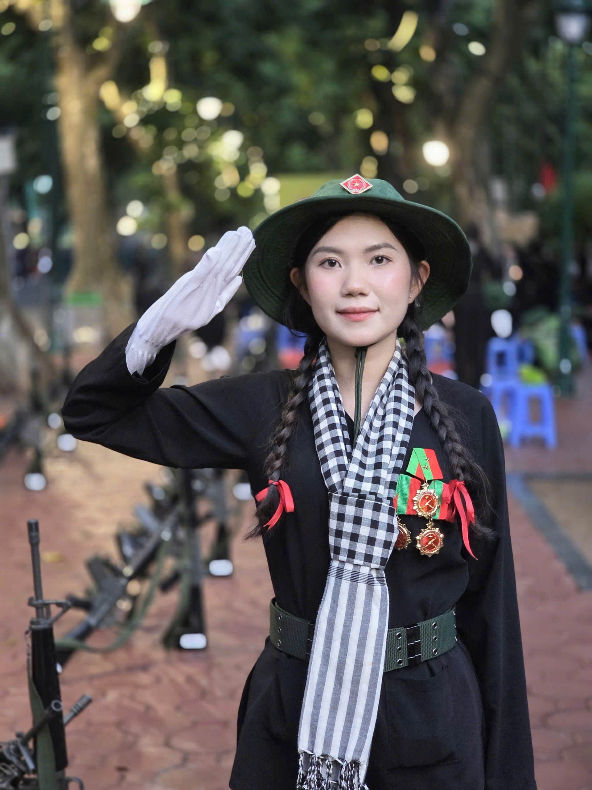 Nữ sinh Trường đại học Luật TP.HCM 3 lần diễu binh tình nguyện nhập ngũ- Ảnh 3. Nữ sinh Trường đại học Luật TP.HCM 3 lần diễu binh tình nguyện nhập ngũ- Ảnh 3.