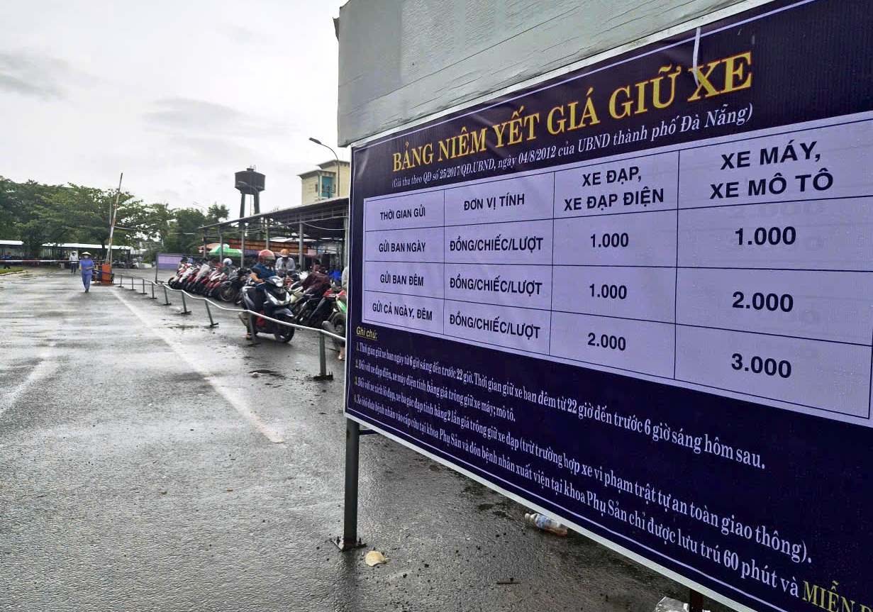 Lãnh đạo Bệnh viện đa khoa Quảng Nam nói gì về phí giữ xe 'chặt chém' 10.000/giờ? - Ảnh 1. Lãnh đạo Bệnh viện đa khoa Quảng Nam nói gì về phí giữ xe 'chặt chém' 10.000/giờ? - Ảnh 1.