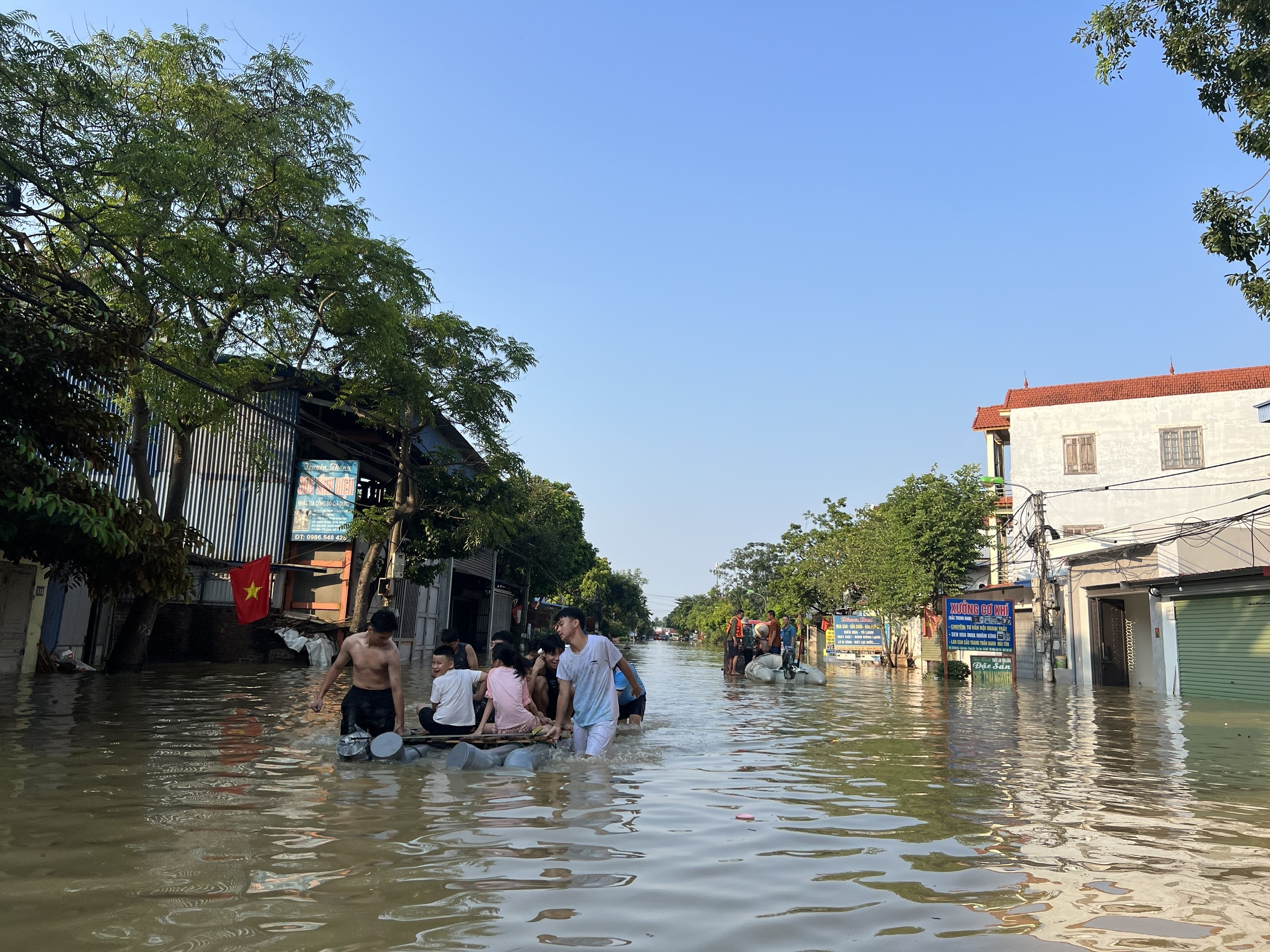 Lũ sông Cầu gây cô lập 14 . 000 Người ở xã Trung Giã ngọai thành Hà Nội - Ảnh 11. Lũ sông Cầu gây cô lập 14 . 000 Người ở xã Trung Giã ngọai thành Hà Nội - Ảnh 11.