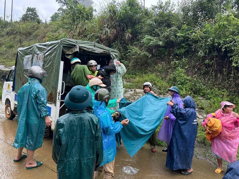 Công an khiêng bộ sản phụ 'doạ' sinh non vượt sạt lở đến bệnh viện - Ảnh 1. Công an khiêng bộ sản phụ 'doạ' sinh non vượt sạt lở đến bệnh viện - Ảnh 1.