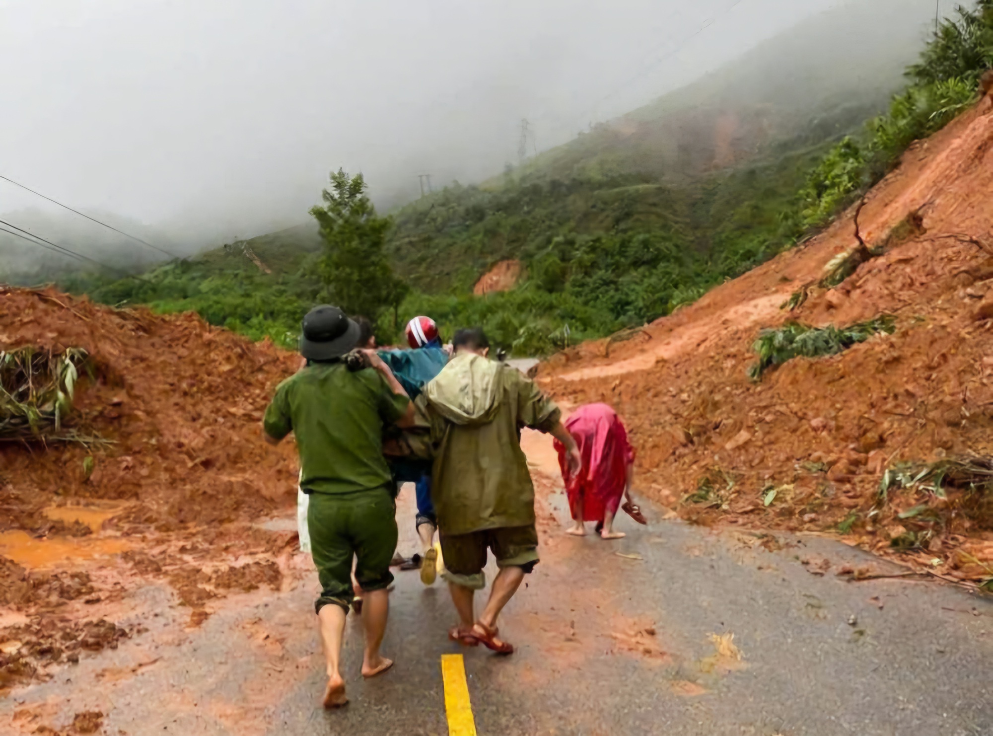 Công an khiêng bộ sản phụ 'doạ' sinh non vượt sạt lở đến bệnh viện  - Ảnh 2.
