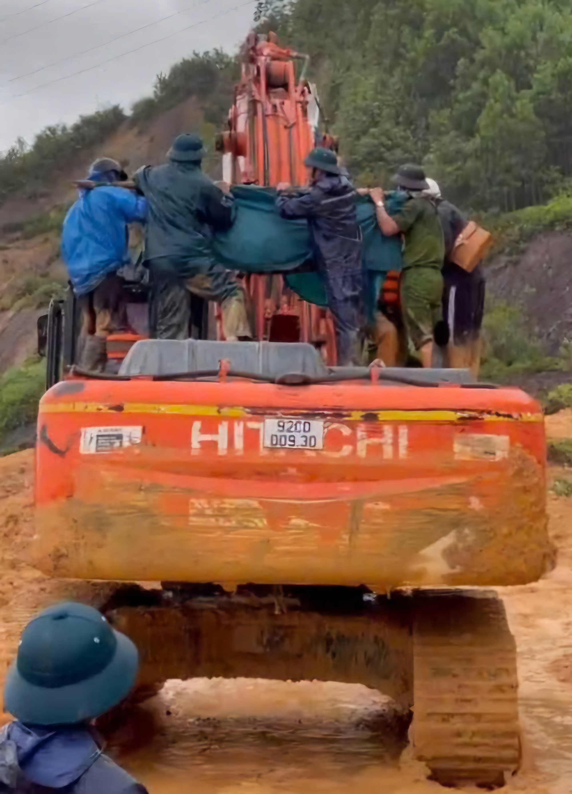 Công an khiêng bộ sản phụ 'doạ' sinh non vượt sạt lở đến bệnh viện  - Ảnh 4.