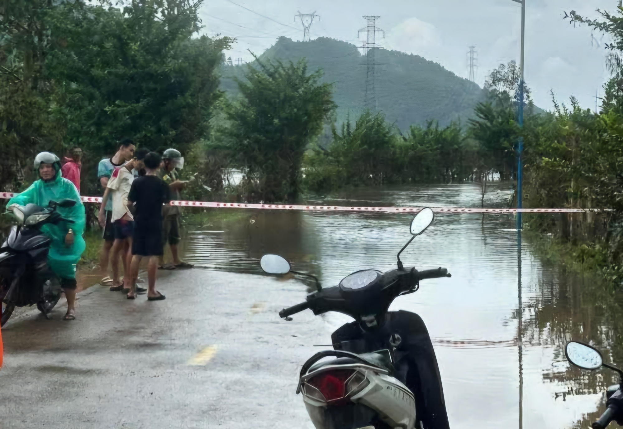 Nước sông Vu Gia - Thu Bồn lại dâng, người Đà Nẵng nhắc nhau: 'Đừng vội đưa đồ xuống!'- Ảnh 1. Nước sông Vu Gia - Thu Bồn lại dâng, người Đà Nẵng nhắc nhau: 'Đừng vội đưa đồ xuống!'- Ảnh 1.