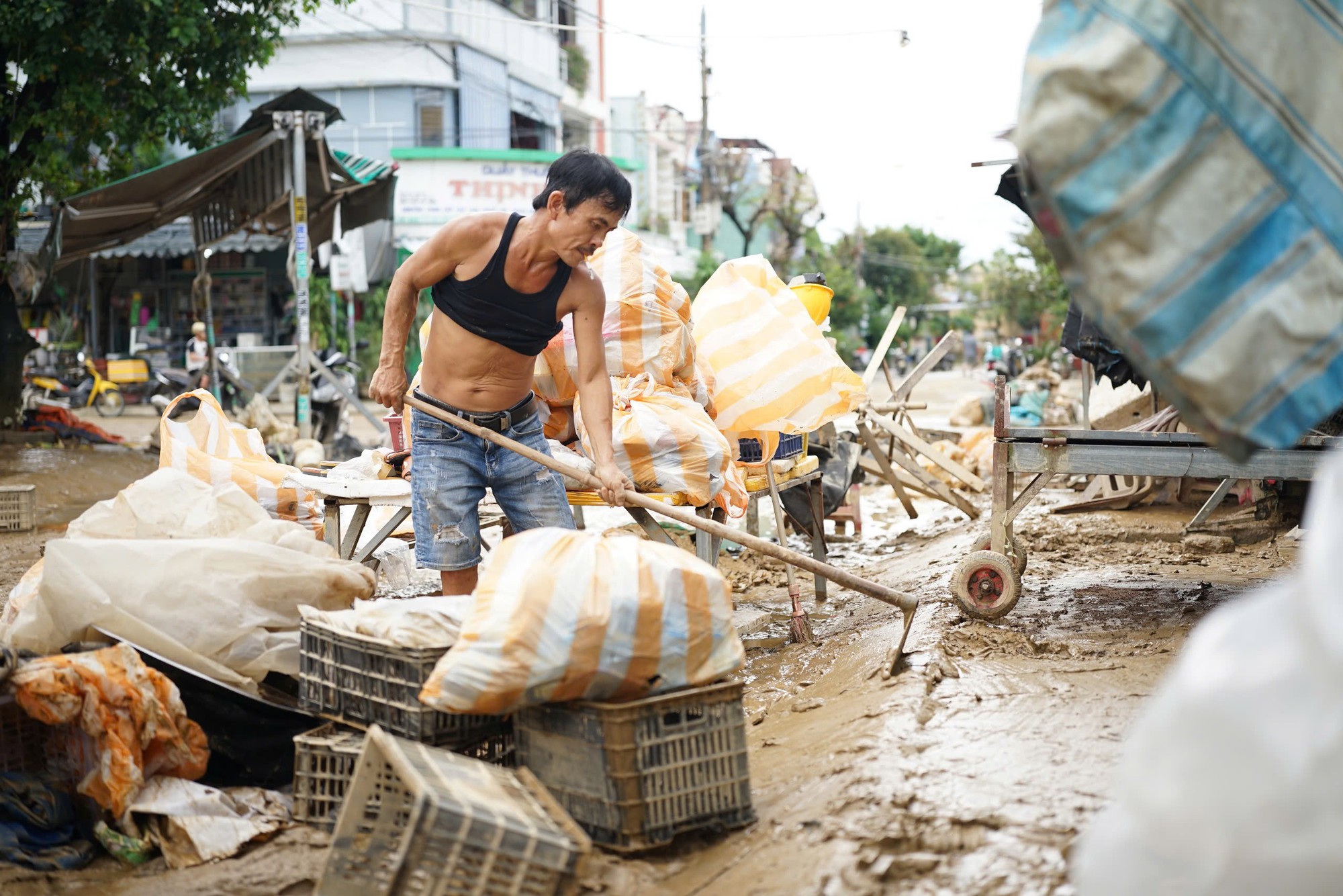 Nước sông Vu Gia - Thu Bồn lại dâng, người Đà Nẵng nhắc nhau: 'Đừng vội đưa đồ xuống!'- Ảnh 3. Nước sông Vu Gia - Thu Bồn lại dâng, người Đà Nẵng nhắc nhau: 'Đừng vội đưa đồ xuống!'- Ảnh 3.
