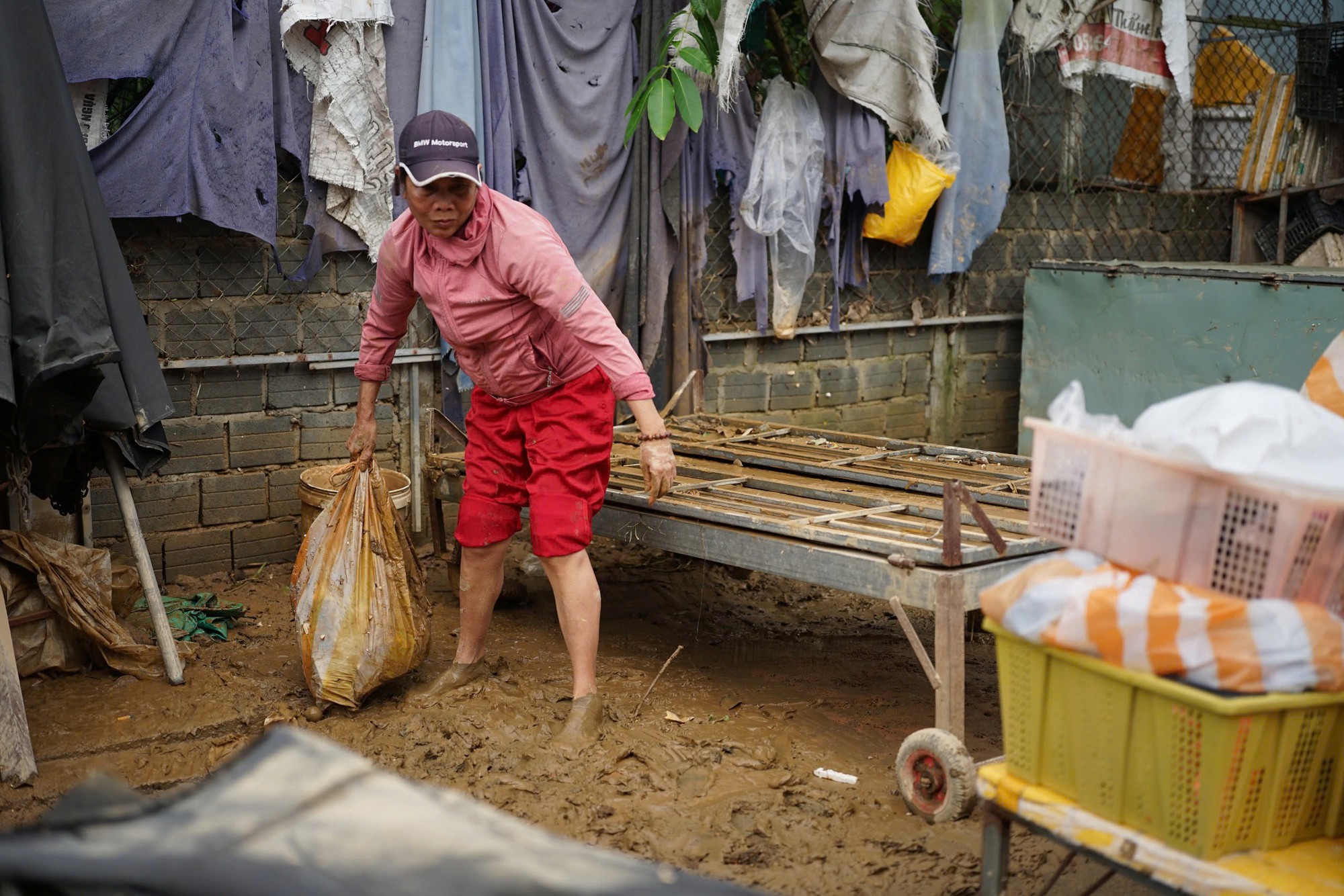 Nước sông Vu Gia - Thu Bồn lại dâng, người Đà Nẵng nhắc nhau: 'Đừng vội đưa đồ xuống!'- Ảnh 4. Nước sông Vu Gia - Thu Bồn lại dâng, người Đà Nẵng nhắc nhau: 'Đừng vội đưa đồ xuống!'- Ảnh 4.