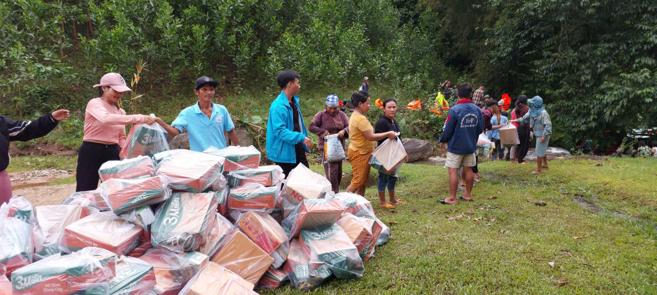 Bộ đội Quân khu 5 khử khuẩn ở bệnh viện, dọn bùn sau lũ giúp dân - Ảnh 14.