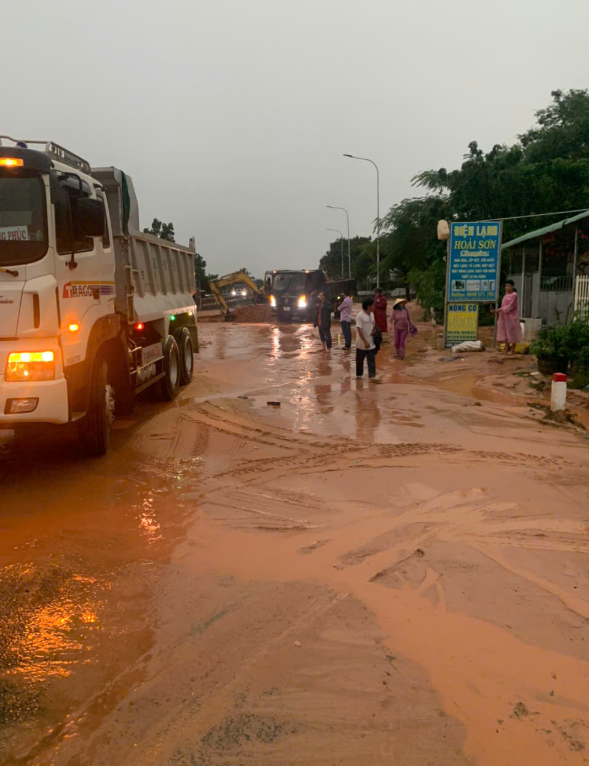 Lâm Đồng: Mưa lớn, lũ cát đỏ lại tràn xuống QL 1 gây ách tắc giao thông - Ảnh 3.