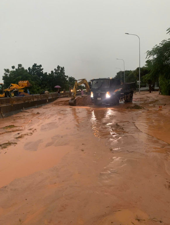 Lâm Đồng: Mưa lớn, lũ cát đỏ lại tràn xuống QL 1 gây ách tắc giao thông - Ảnh 4.