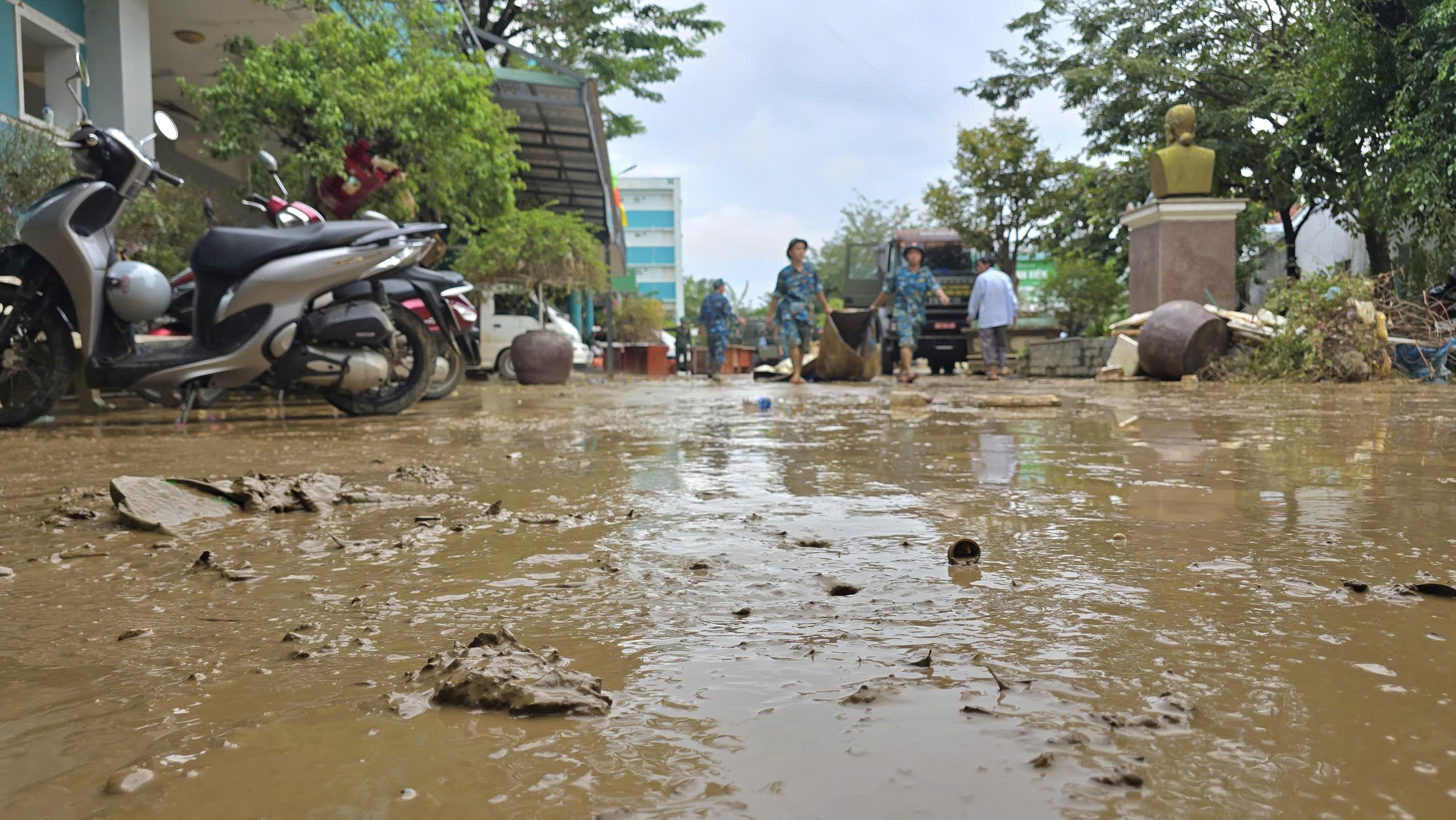 Bộ đội Quân khu 5 khử khuẩn ở bệnh viện, dọn bùn sau lũ giúp dân - Ảnh 5.