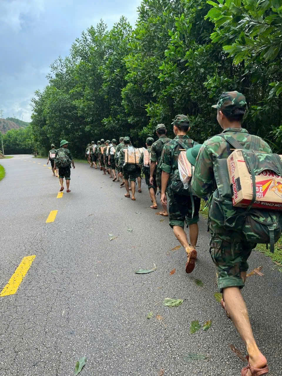 Bộ đội Quân khu 5 khử khuẩn ở bệnh viện, dọn bùn sau lũ giúp dân - Ảnh 15.