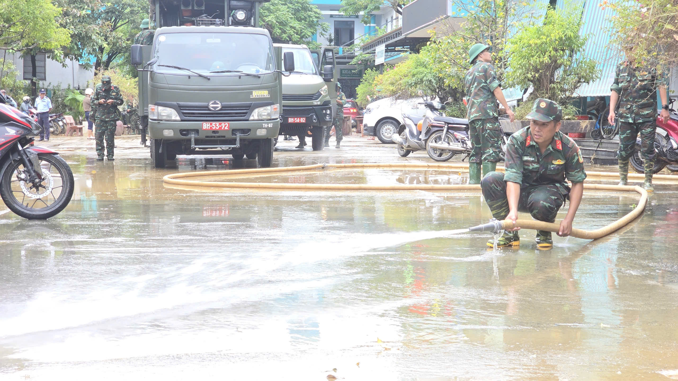 Bộ đội Quân khu 5 khử khuẩn ở bệnh viện, dọn bùn sau lũ giúp dân - Ảnh 4.