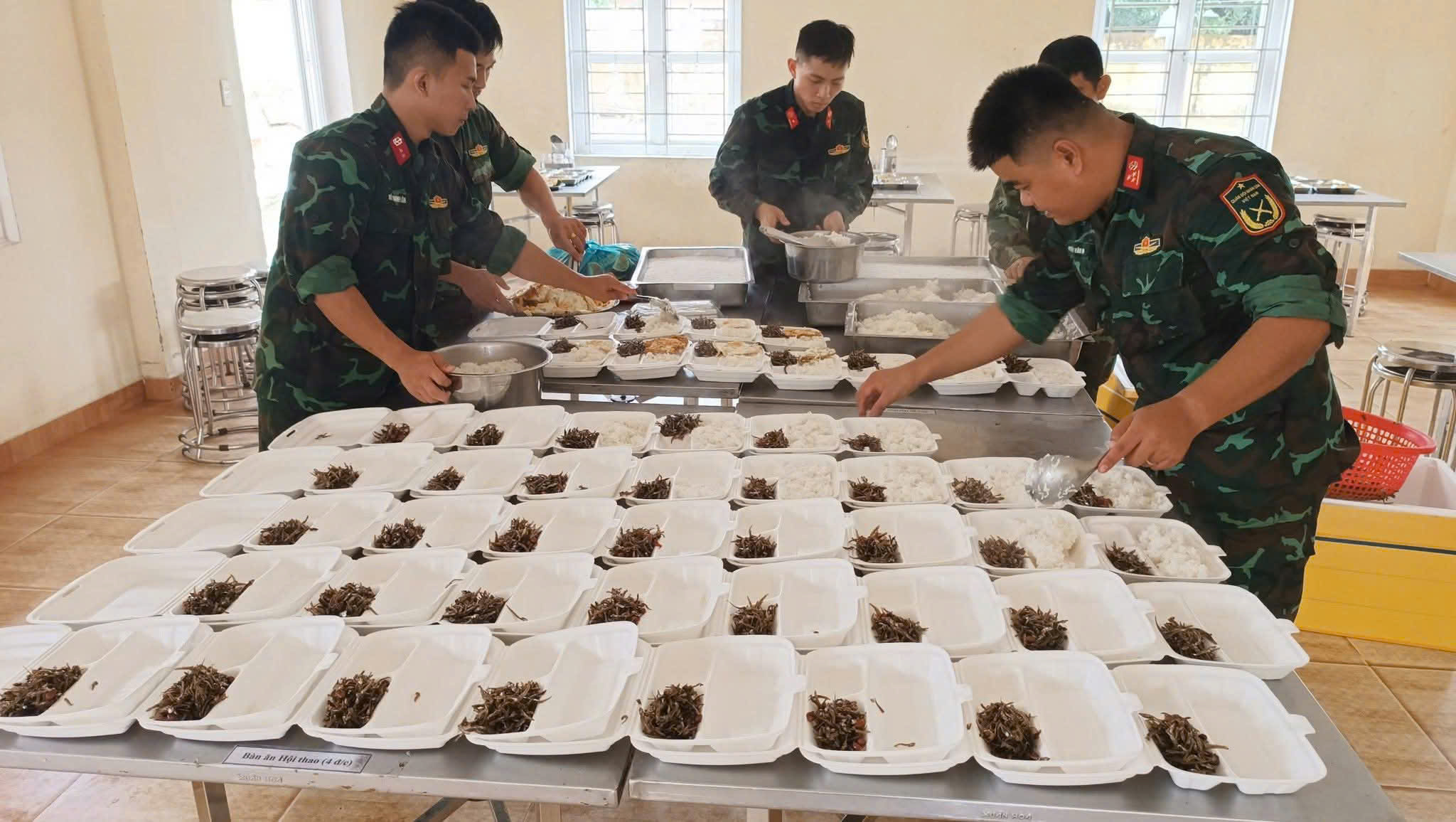 Bộ đội Quân khu 5 khử khuẩn ở bệnh viện, dọn bùn sau lũ giúp dân - Ảnh 10.