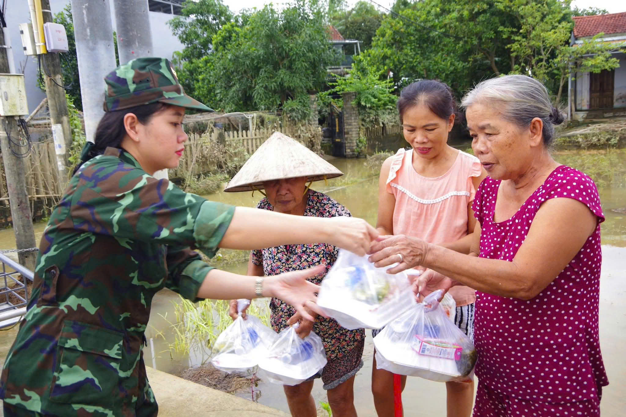 Bộ đội Quân khu 5 khử khuẩn ở bệnh viện, dọn bùn sau lũ giúp dân - Ảnh 11.