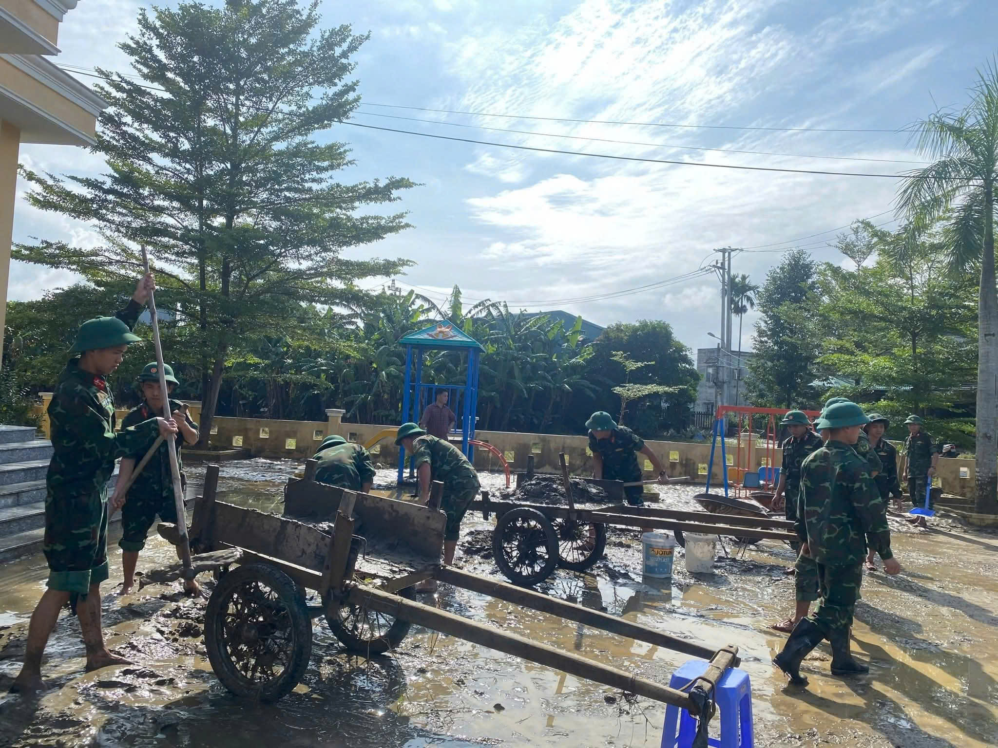 Bộ đội Quân khu 5 khử khuẩn ở bệnh viện, dọn bùn sau lũ giúp dân - Ảnh 12.