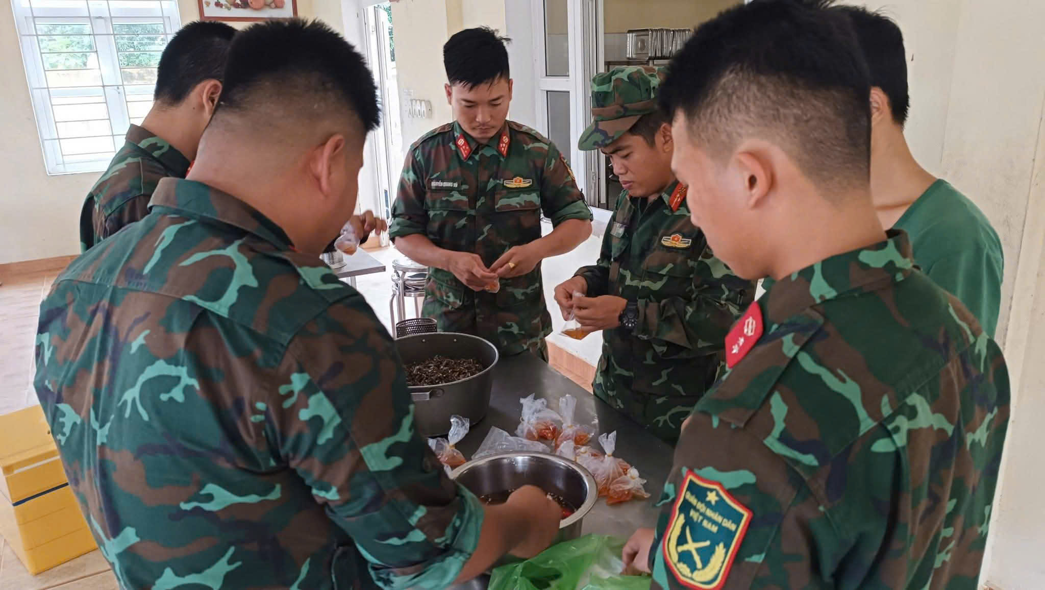 Bộ đội Quân khu 5 khử khuẩn ở bệnh viện, dọn bùn sau lũ giúp dân - Ảnh 8.